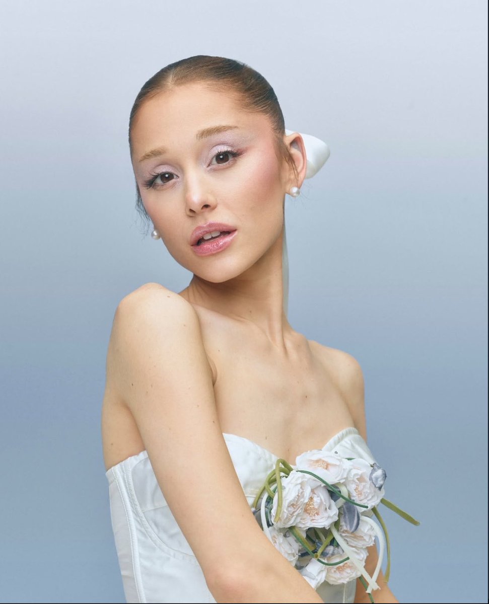 buffys's tweet photo. ariana grande for rem beauty https://t.co/11ddWHTQ9U