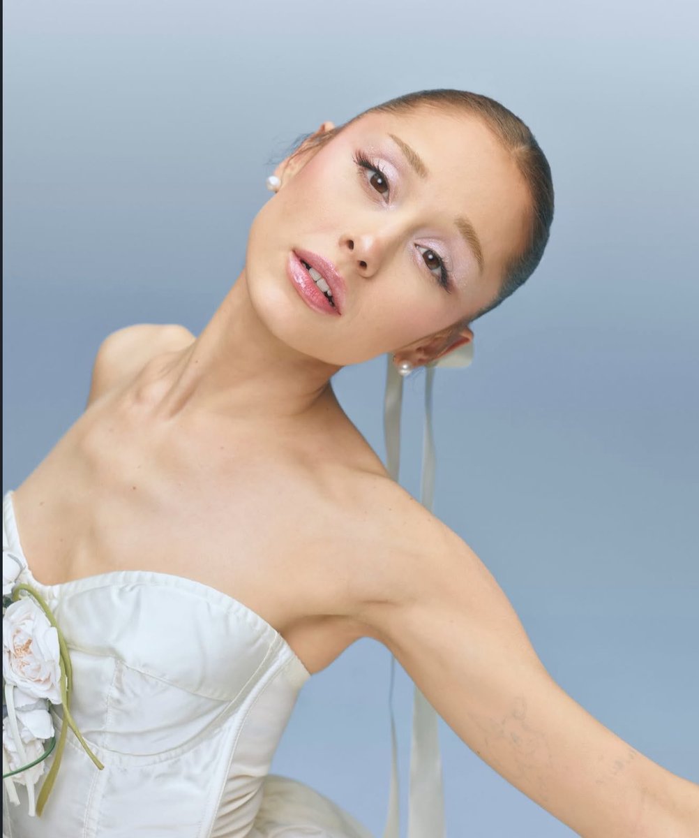buffys's tweet photo. ariana grande for rem beauty https://t.co/11ddWHTQ9U