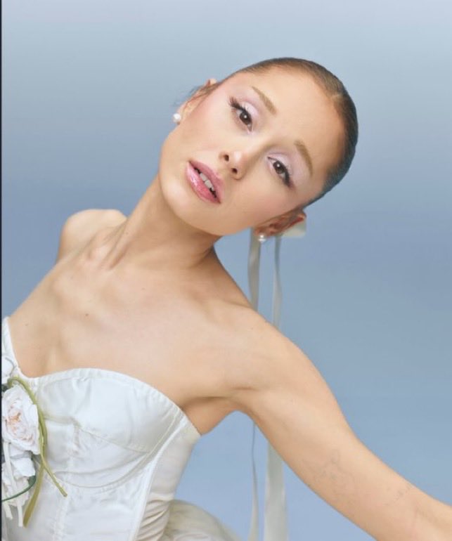 GrandeTourFR's tweet photo. #PHOTOS Ariana Grande pour r.e.m. beauty 🤍✨ https://t.co/z29jiS8cUY