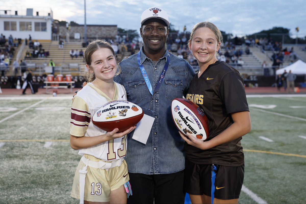 BearsOutreach's tweet photo. 🏈🔥NIKE RIVALRIES🔥🏈

Friday night, Carmel Catholic &amp; St. Ignatius went head-to-head in Girls Flag Football &amp; Boys Tackle! 

Special shoutout the former Bears CB Jerry Azumah for serving as our Honorary Captain and presenting our Players of the Game awards! 🏆 #ThisIsHSFootball https://t.co/WeU5zz9DxR