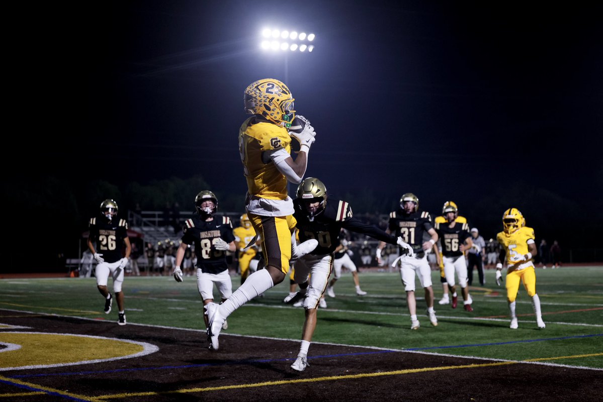 BearsOutreach's tweet photo. 🏈🔥NIKE RIVALRIES🔥🏈

Friday night, Carmel Catholic &amp; St. Ignatius went head-to-head in Girls Flag Football &amp; Boys Tackle! 

Special shoutout the former Bears CB Jerry Azumah for serving as our Honorary Captain and presenting our Players of the Game awards! 🏆 #ThisIsHSFootball https://t.co/WeU5zz9DxR