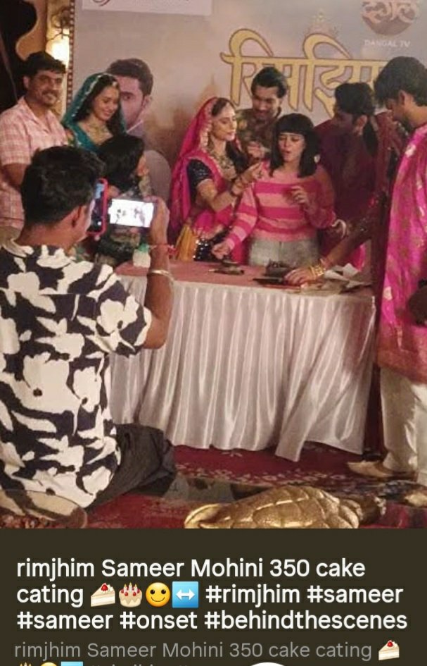 Anchal_sharma01's tweet photo. Phooli hi #rimjhim h bhaai nahi toh cake cutting me phooli ko thodi naa dikhaate😭🤚🧿 Bas ye makers hum fans ke dimaag kaa maa kaa bharosaa kar rahe🥸🤌Kahin koi promo shoot toh nahi huaa🧘‍♀️🧘‍♀️ jaise last baari ke cake cutting me huaa thaa👀 https://t.co/klQIzY9ThH
