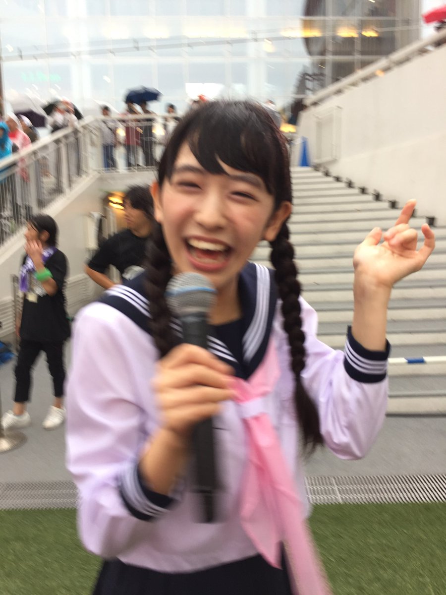 500mmz's tweet photo. もうすこしのところでリスバンもらえず画面との対面だったけど　
あの頃の笑顔とどでかい声でのお見送りでぜんぶどーでもよくなったよ😭
#超ときめき宣伝部　#大盛りハッピー　#小泉遥香 https://t.co/YH6zCn1U2y