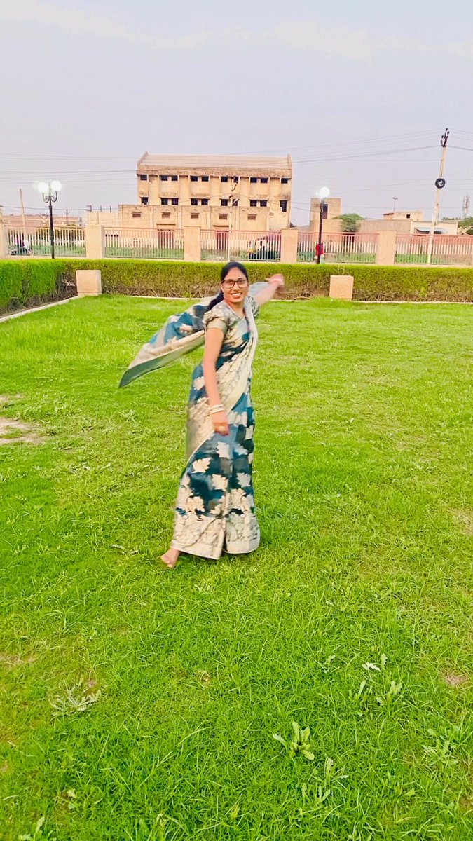 bomcabelo19's tweet photo. दुनिया को छोड़ो सबसे पहले उसे खुश रखो….. #beautifulmodel
#PositiveThoughts
#HaveABlessedDay
#MorningLove
#DailyInspiration https://t.co/xcMWBVwBNY