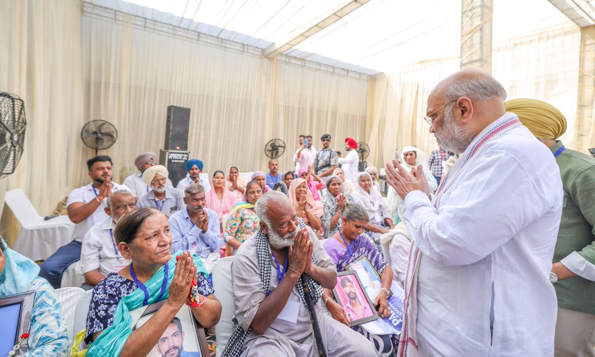 AmitShah's tweet photo. 'आप-दा' सरकार के कुशासन में फल-फूल रहे नशे के कारोबार ने न जाने कितनी माताओं, बहनों और बेटियों के घर उजाड़ दिए।

आज जालंधर में 'नशा मुक्त पंजाब यात्रा' के समापन के दौरान नशे के कारण अपनों को खोने वाले पीड़ित परिवारों से मिला। उनका दर्द सुनकर मन व्यथित हो गया।

पंजाब में भाजपा सरकार हर एक नशा कारोबारी को चुन-चुनकर जेल की सलाखों के पीछे भेजेगी और नशा मुक्त पंजाब बनाकर प्रदेश की युवा शक्ति का भविष्य सुरक्षित करेगी।

'ਆਪ-ਦਾ' ਸਰਕਾਰ ਦੇ ਕੁਸ਼ਾਸਨ ਵਿੱਚ ਵੱਧ ਰਹੇ ਨਸ਼ੇ ਦੇ ਕਾਰੋਬਾਰ ਨੇ ਨਾ ਜਾਣੇ ਕਿੰਨੀਆਂ ਮਾਵਾਂ, ਭੈਣਾਂ ਅਤੇ ਧੀਆਂ ਦੇ ਘਰ ਉਜਾੜ ਦਿੱਤੇ।
ਅੱਜ ਜਲੰਧਰ ਵਿੱਚ 'ਨਸ਼ਾ ਮੁਕਤ ਪੰਜਾਬ ਯਾਤਰਾ' ਦੇ ਸਮਾਪਨ ਦੌਰਾਨ ਨਸ਼ੇ ਦੇ ਕਾਰਨ ਆਪਣਿਆਂ ਨੂੰ ਖੋਹਣ ਵਾਲੇ ਪੀੜਤ ਪਰਿਵਾਰਾਂ ਨਾਲ ਮੁਲਾਕਾਤ ਕੀਤੀ। ਉਨ੍ਹਾਂ ਦਾ ਦਰਦ ਸੁਣ ਕੇ ਮਨ ਬਹੁਤ ਦੁਖੀ ਹੋਇਆ।
ਪੰਜਾਬ ਵਿੱਚ ਭਾਜਪਾ ਸਰਕਾਰ ਹਰ ਇੱਕ ਨਸ਼ਾ ਕਾਰੋਬਾਰੀ ਨੂੰ ਚੁਣ-ਚੁਣ ਕੇ ਜੇਲ੍ਹ ਦੀਆਂ ਸਲਾਖਾਂ ਪਿੱਛੇ ਭੇਜੇਗੀ ਅਤੇ ਨਸ਼ਾ ਮੁਕਤ ਪੰਜਾਬ ਬਣਾ ਕੇ ਪ੍ਰਦੇਸ਼ ਦੀ ਯੁਵਾ ਸ਼ਕਤੀ ਦਾ ਭਵਿੱਖ ਸੁਰੱਖਿਅਤ ਕਰੇਗੀ।
