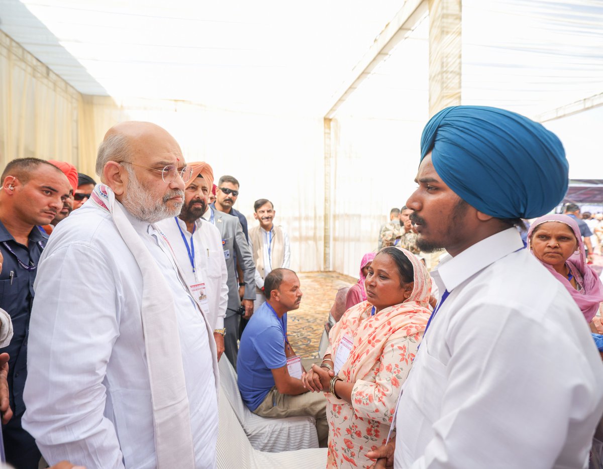 AmitShah's tweet photo. 'आप-दा' सरकार के कुशासन में फल-फूल रहे नशे के कारोबार ने न जाने कितनी माताओं, बहनों और बेटियों के घर उजाड़ दिए।

आज जालंधर में 'नशा मुक्त पंजाब यात्रा' के समापन के दौरान नशे के कारण अपनों को खोने वाले पीड़ित परिवारों से मिला। उनका दर्द सुनकर मन व्यथित हो गया।

पंजाब में भाजपा सरकार हर एक नशा कारोबारी को चुन-चुनकर जेल की सलाखों के पीछे भेजेगी और नशा मुक्त पंजाब बनाकर प्रदेश की युवा शक्ति का भविष्य सुरक्षित करेगी।

'ਆਪ-ਦਾ' ਸਰਕਾਰ ਦੇ ਕੁਸ਼ਾਸਨ ਵਿੱਚ ਵੱਧ ਰਹੇ ਨਸ਼ੇ ਦੇ ਕਾਰੋਬਾਰ ਨੇ ਨਾ ਜਾਣੇ ਕਿੰਨੀਆਂ ਮਾਵਾਂ, ਭੈਣਾਂ ਅਤੇ ਧੀਆਂ ਦੇ ਘਰ ਉਜਾੜ ਦਿੱਤੇ।
ਅੱਜ ਜਲੰਧਰ ਵਿੱਚ 'ਨਸ਼ਾ ਮੁਕਤ ਪੰਜਾਬ ਯਾਤਰਾ' ਦੇ ਸਮਾਪਨ ਦੌਰਾਨ ਨਸ਼ੇ ਦੇ ਕਾਰਨ ਆਪਣਿਆਂ ਨੂੰ ਖੋਹਣ ਵਾਲੇ ਪੀੜਤ ਪਰਿਵਾਰਾਂ ਨਾਲ ਮੁਲਾਕਾਤ ਕੀਤੀ। ਉਨ੍ਹਾਂ ਦਾ ਦਰਦ ਸੁਣ ਕੇ ਮਨ ਬਹੁਤ ਦੁਖੀ ਹੋਇਆ।
ਪੰਜਾਬ ਵਿੱਚ ਭਾਜਪਾ ਸਰਕਾਰ ਹਰ ਇੱਕ ਨਸ਼ਾ ਕਾਰੋਬਾਰੀ ਨੂੰ ਚੁਣ-ਚੁਣ ਕੇ ਜੇਲ੍ਹ ਦੀਆਂ ਸਲਾਖਾਂ ਪਿੱਛੇ ਭੇਜੇਗੀ ਅਤੇ ਨਸ਼ਾ ਮੁਕਤ ਪੰਜਾਬ ਬਣਾ ਕੇ ਪ੍ਰਦੇਸ਼ ਦੀ ਯੁਵਾ ਸ਼ਕਤੀ ਦਾ ਭਵਿੱਖ ਸੁਰੱਖਿਅਤ ਕਰੇਗੀ।