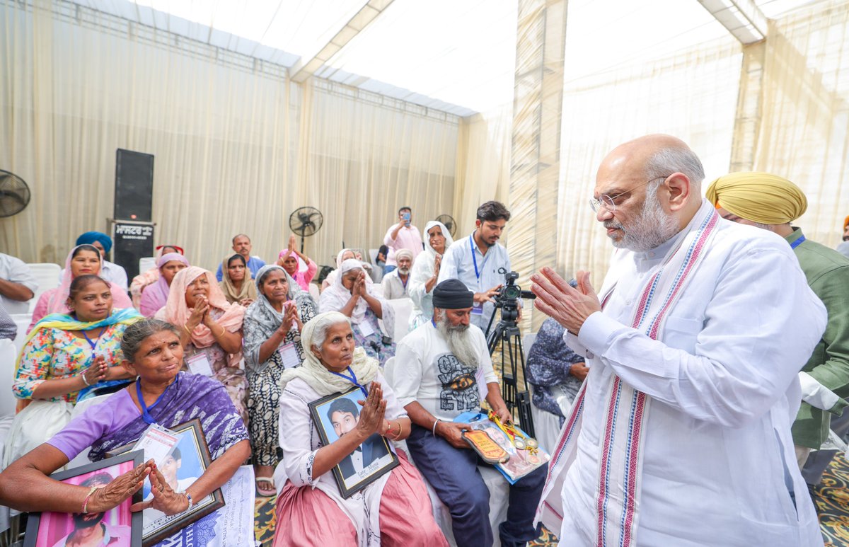 AmitShah's tweet photo. 'आप-दा' सरकार के कुशासन में फल-फूल रहे नशे के कारोबार ने न जाने कितनी माताओं, बहनों और बेटियों के घर उजाड़ दिए।

आज जालंधर में 'नशा मुक्त पंजाब यात्रा' के समापन के दौरान नशे के कारण अपनों को खोने वाले पीड़ित परिवारों से मिला। उनका दर्द सुनकर मन व्यथित हो गया।

पंजाब में भाजपा सरकार हर एक नशा कारोबारी को चुन-चुनकर जेल की सलाखों के पीछे भेजेगी और नशा मुक्त पंजाब बनाकर प्रदेश की युवा शक्ति का भविष्य सुरक्षित करेगी।

'ਆਪ-ਦਾ' ਸਰਕਾਰ ਦੇ ਕੁਸ਼ਾਸਨ ਵਿੱਚ ਵੱਧ ਰਹੇ ਨਸ਼ੇ ਦੇ ਕਾਰੋਬਾਰ ਨੇ ਨਾ ਜਾਣੇ ਕਿੰਨੀਆਂ ਮਾਵਾਂ, ਭੈਣਾਂ ਅਤੇ ਧੀਆਂ ਦੇ ਘਰ ਉਜਾੜ ਦਿੱਤੇ।
ਅੱਜ ਜਲੰਧਰ ਵਿੱਚ 'ਨਸ਼ਾ ਮੁਕਤ ਪੰਜਾਬ ਯਾਤਰਾ' ਦੇ ਸਮਾਪਨ ਦੌਰਾਨ ਨਸ਼ੇ ਦੇ ਕਾਰਨ ਆਪਣਿਆਂ ਨੂੰ ਖੋਹਣ ਵਾਲੇ ਪੀੜਤ ਪਰਿਵਾਰਾਂ ਨਾਲ ਮੁਲਾਕਾਤ ਕੀਤੀ। ਉਨ੍ਹਾਂ ਦਾ ਦਰਦ ਸੁਣ ਕੇ ਮਨ ਬਹੁਤ ਦੁਖੀ ਹੋਇਆ।
ਪੰਜਾਬ ਵਿੱਚ ਭਾਜਪਾ ਸਰਕਾਰ ਹਰ ਇੱਕ ਨਸ਼ਾ ਕਾਰੋਬਾਰੀ ਨੂੰ ਚੁਣ-ਚੁਣ ਕੇ ਜੇਲ੍ਹ ਦੀਆਂ ਸਲਾਖਾਂ ਪਿੱਛੇ ਭੇਜੇਗੀ ਅਤੇ ਨਸ਼ਾ ਮੁਕਤ ਪੰਜਾਬ ਬਣਾ ਕੇ ਪ੍ਰਦੇਸ਼ ਦੀ ਯੁਵਾ ਸ਼ਕਤੀ ਦਾ ਭਵਿੱਖ ਸੁਰੱਖਿਅਤ ਕਰੇਗੀ।