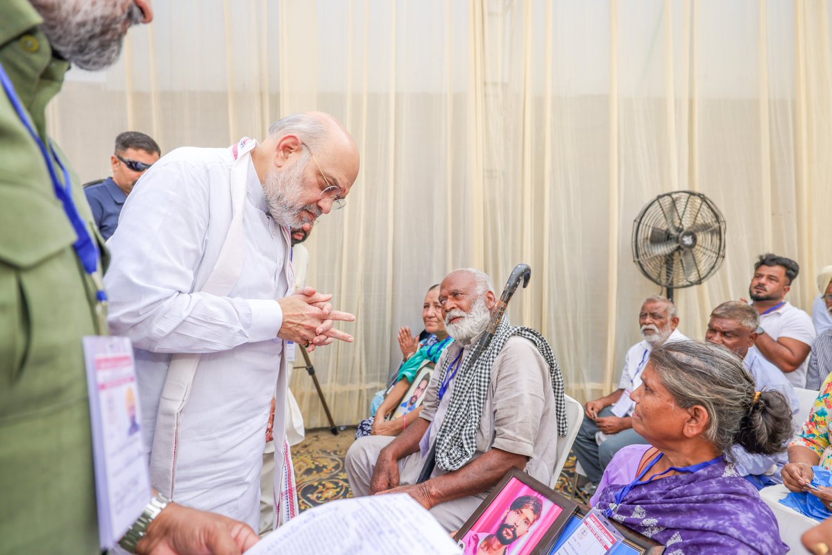 AmitShah's tweet photo. 'आप-दा' सरकार के कुशासन में फल-फूल रहे नशे के कारोबार ने न जाने कितनी माताओं, बहनों और बेटियों के घर उजाड़ दिए।

आज जालंधर में 'नशा मुक्त पंजाब यात्रा' के समापन के दौरान नशे के कारण अपनों को खोने वाले पीड़ित परिवारों से मिला। उनका दर्द सुनकर मन व्यथित हो गया।

पंजाब में भाजपा सरकार हर एक नशा कारोबारी को चुन-चुनकर जेल की सलाखों के पीछे भेजेगी और नशा मुक्त पंजाब बनाकर प्रदेश की युवा शक्ति का भविष्य सुरक्षित करेगी।

'ਆਪ-ਦਾ' ਸਰਕਾਰ ਦੇ ਕੁਸ਼ਾਸਨ ਵਿੱਚ ਵੱਧ ਰਹੇ ਨਸ਼ੇ ਦੇ ਕਾਰੋਬਾਰ ਨੇ ਨਾ ਜਾਣੇ ਕਿੰਨੀਆਂ ਮਾਵਾਂ, ਭੈਣਾਂ ਅਤੇ ਧੀਆਂ ਦੇ ਘਰ ਉਜਾੜ ਦਿੱਤੇ।
ਅੱਜ ਜਲੰਧਰ ਵਿੱਚ 'ਨਸ਼ਾ ਮੁਕਤ ਪੰਜਾਬ ਯਾਤਰਾ' ਦੇ ਸਮਾਪਨ ਦੌਰਾਨ ਨਸ਼ੇ ਦੇ ਕਾਰਨ ਆਪਣਿਆਂ ਨੂੰ ਖੋਹਣ ਵਾਲੇ ਪੀੜਤ ਪਰਿਵਾਰਾਂ ਨਾਲ ਮੁਲਾਕਾਤ ਕੀਤੀ। ਉਨ੍ਹਾਂ ਦਾ ਦਰਦ ਸੁਣ ਕੇ ਮਨ ਬਹੁਤ ਦੁਖੀ ਹੋਇਆ।
ਪੰਜਾਬ ਵਿੱਚ ਭਾਜਪਾ ਸਰਕਾਰ ਹਰ ਇੱਕ ਨਸ਼ਾ ਕਾਰੋਬਾਰੀ ਨੂੰ ਚੁਣ-ਚੁਣ ਕੇ ਜੇਲ੍ਹ ਦੀਆਂ ਸਲਾਖਾਂ ਪਿੱਛੇ ਭੇਜੇਗੀ ਅਤੇ ਨਸ਼ਾ ਮੁਕਤ ਪੰਜਾਬ ਬਣਾ ਕੇ ਪ੍ਰਦੇਸ਼ ਦੀ ਯੁਵਾ ਸ਼ਕਤੀ ਦਾ ਭਵਿੱਖ ਸੁਰੱਖਿਅਤ ਕਰੇਗੀ।