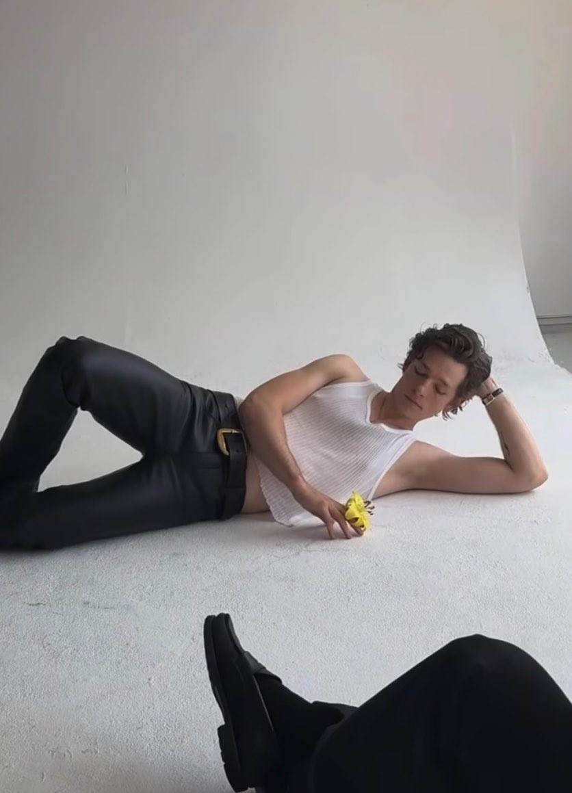 riversersh's tweet photo. save me Mike Faist behind the scenes of his GQ cover shoot SAVE ME https://t.co/WB5SSAye0s