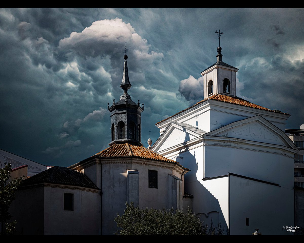 LucasSoar3s's tweet photo. El rincón que desafía a la tormenta en el corazón de Valladolid. Si estás planeando tu próxima escapada o estás de paso por la ciudad, hay lugares que exigen detener el paso y mirar hacia arriba. La Iglesia de Nuestra Señora de las Angustias es uno https://t.co/bpt0fzEalR