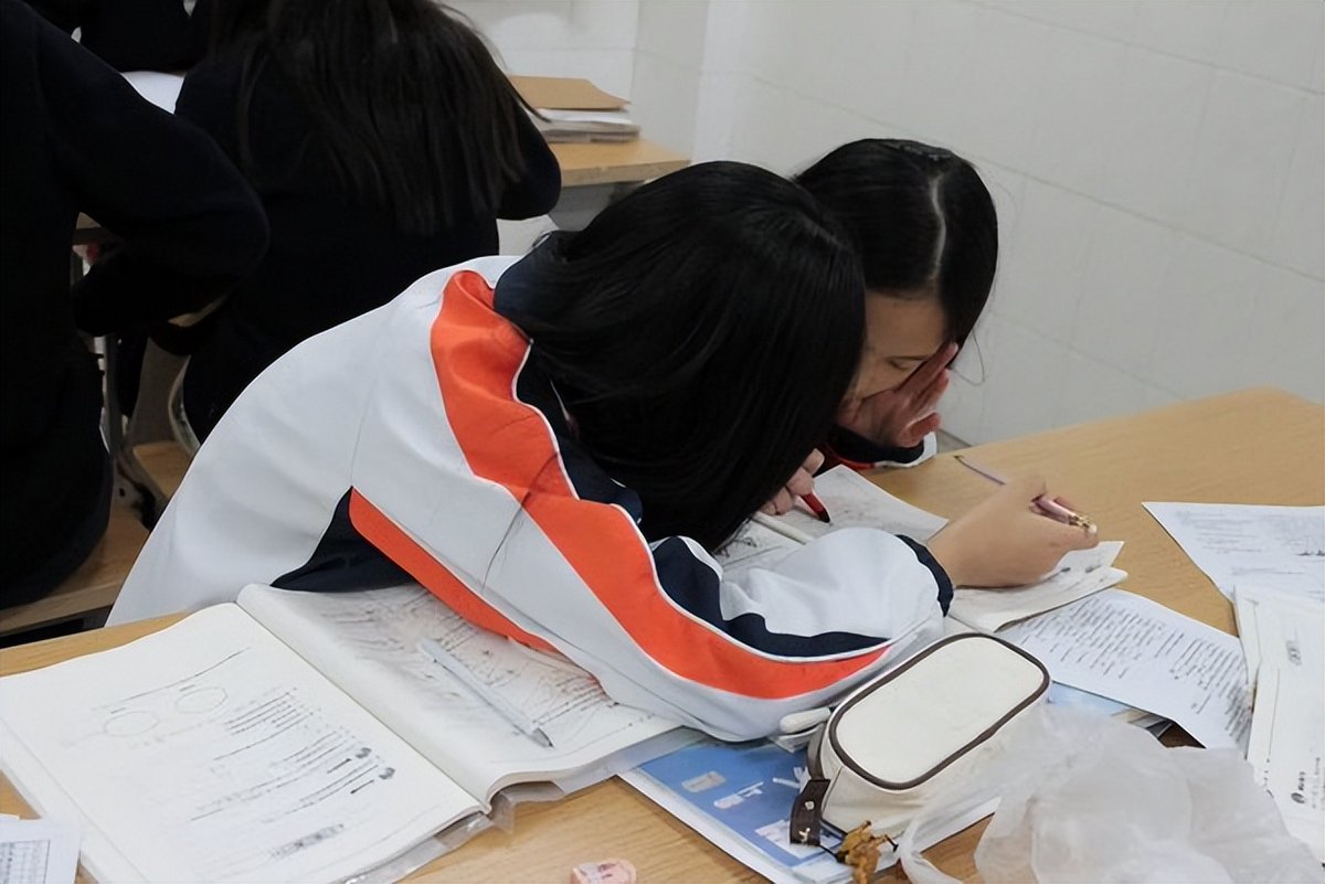 BreannaWalcq's tweet photo. En la reunión de clase hoy, el profesor pidió a alguien que explicara el tema, y un compaero se puso de pie con el cuadro al revés, todos nos reímos mucho sin parar. https://t.co/HxXwdfbszS