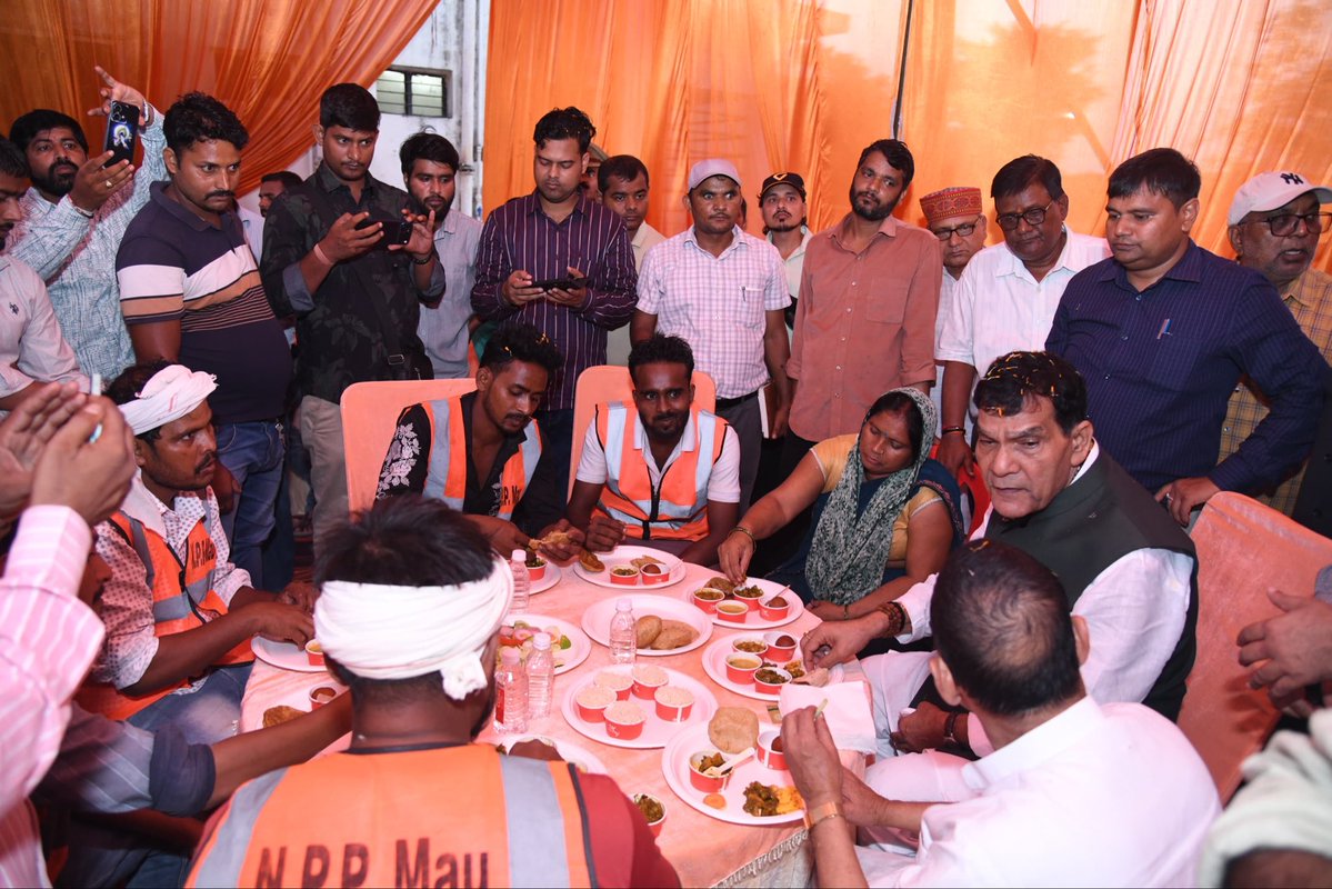 aksharmaBharat's tweet photo. सफ़ाई मित्रों की दिन रात की मेहनत से ही अपने नगर स्वच्छ और सुंदर दिखते हैं #SwachhataHiseva2026 अभियान के तहत अपने स्वच्छता वीरों को भाजपा की डबल इंजन की सरकार द्वारा चलाई जा रही विभिन्न योजनाओं का लाभ प्रदान करने हेतु अपने नगर कर्मियों को निर्देश दिया था।

इस क्रम में आज मऊ में आयोजित ‘सफाई मित्र सुरक्षा एवं सम्मान शिविर’ में सफ़ाई कर्मी भाई-बहनों को लाभ वितरित कर इनके साथ भोजन किया।

@narendramodi @myogiadityanath @AmitShah @NitinNabin @mppchaudhary @idharampalsingh 
#SevaSankalpAbhiyan