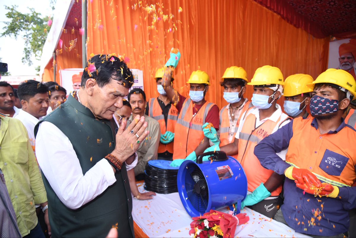 aksharmaBharat's tweet photo. सफ़ाई मित्रों की दिन रात की मेहनत से ही अपने नगर स्वच्छ और सुंदर दिखते हैं #SwachhataHiseva2026 अभियान के तहत अपने स्वच्छता वीरों को भाजपा की डबल इंजन की सरकार द्वारा चलाई जा रही विभिन्न योजनाओं का लाभ प्रदान करने हेतु अपने नगर कर्मियों को निर्देश दिया था।

इस क्रम में आज मऊ में आयोजित ‘सफाई मित्र सुरक्षा एवं सम्मान शिविर’ में सफ़ाई कर्मी भाई-बहनों को लाभ वितरित कर इनके साथ भोजन किया।

@narendramodi @myogiadityanath @AmitShah @NitinNabin @mppchaudhary @idharampalsingh 
#SevaSankalpAbhiyan