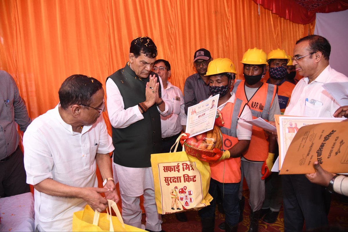 aksharmaBharat's tweet photo. सफ़ाई मित्रों की दिन रात की मेहनत से ही अपने नगर स्वच्छ और सुंदर दिखते हैं #SwachhataHiseva2026 अभियान के तहत अपने स्वच्छता वीरों को भाजपा की डबल इंजन की सरकार द्वारा चलाई जा रही विभिन्न योजनाओं का लाभ प्रदान करने हेतु अपने नगर कर्मियों को निर्देश दिया था।

इस क्रम में आज मऊ में आयोजित ‘सफाई मित्र सुरक्षा एवं सम्मान शिविर’ में सफ़ाई कर्मी भाई-बहनों को लाभ वितरित कर इनके साथ भोजन किया।

@narendramodi @myogiadityanath @AmitShah @NitinNabin @mppchaudhary @idharampalsingh 
#SevaSankalpAbhiyan