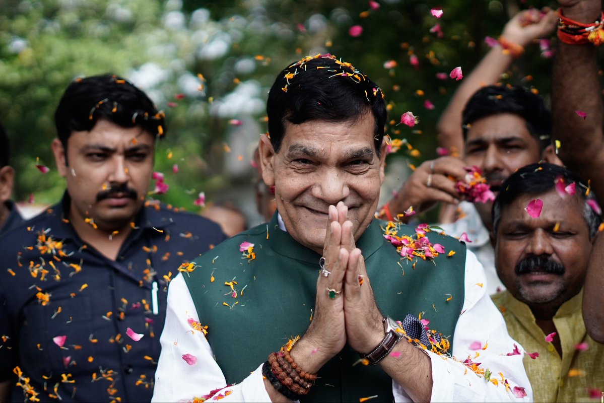 aksharmaBharat's tweet photo. सफ़ाई मित्रों की दिन रात की मेहनत से ही अपने नगर स्वच्छ और सुंदर दिखते हैं #SwachhataHiseva2026 अभियान के तहत अपने स्वच्छता वीरों को भाजपा की डबल इंजन की सरकार द्वारा चलाई जा रही विभिन्न योजनाओं का लाभ प्रदान करने हेतु अपने नगर कर्मियों को निर्देश दिया था।

इस क्रम में आज मऊ में आयोजित ‘सफाई मित्र सुरक्षा एवं सम्मान शिविर’ में सफ़ाई कर्मी भाई-बहनों को लाभ वितरित कर इनके साथ भोजन किया।

@narendramodi @myogiadityanath @AmitShah @NitinNabin @mppchaudhary @idharampalsingh 
#SevaSankalpAbhiyan