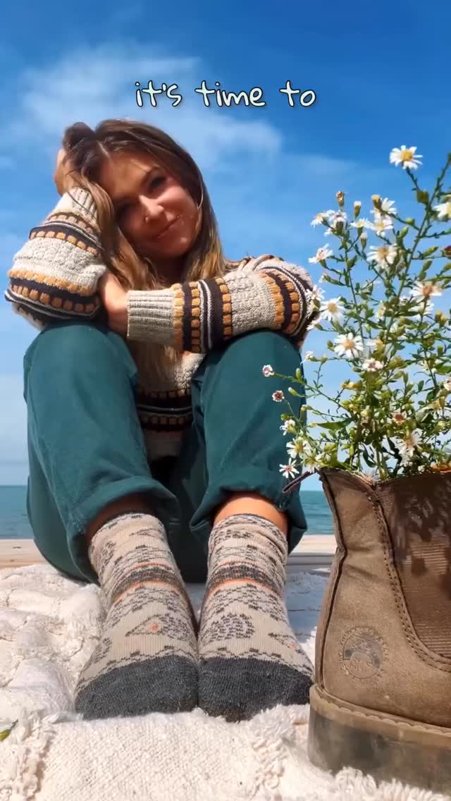 qhessila's tweet photo. COZY GIRL FALL 🍂

Safe to say... we are obsessed! Check out @yourmatiekatie's latest REEL showcasing her adventures with her MERIWOOL! Can you spot our best-selling hiking socks waving in the air? ! 🍁✨

Comment below your fav thing to do in the https://t.co/spmDdFR1GP