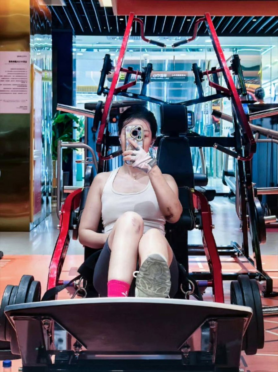 EVaxh5e07's tweet photo. Sweat is never mere depletion, but a confrontation with oneself. Amid the rise and fall of gym equipment, embrace every bruise and fatigue of your body. Every burst of strength is a process of taking root inward. No need for hasty results. Take time to sculpt yourself. Strength will eventually grow into your own armor. #Gym #Selfgrowth
