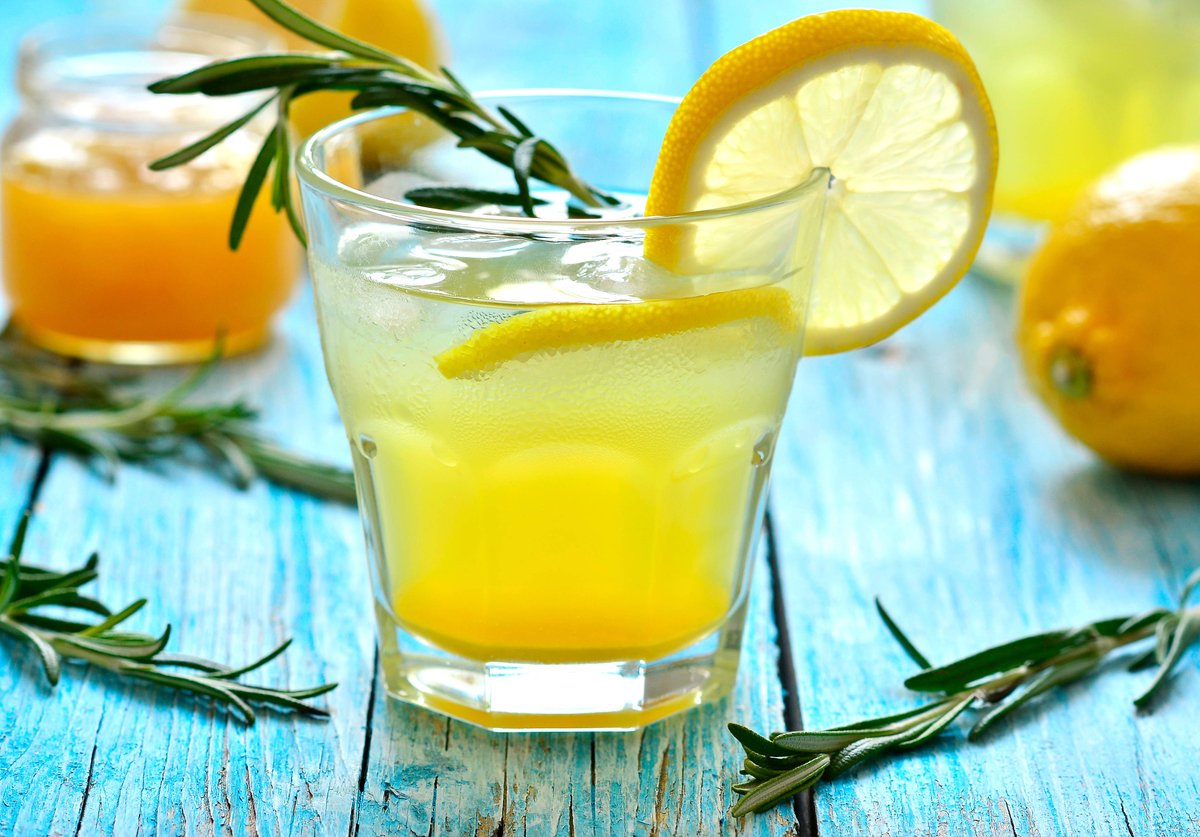 Bowdenvnlp's tweet photo. [Prepara un refrescante limonada en 5 mins: mezcla zumo de 3 limones, 2 cucharadas de azúcar y 1L de agua fría, remueve y disfruta! ]， https://t.co/fOUy8IX9r7