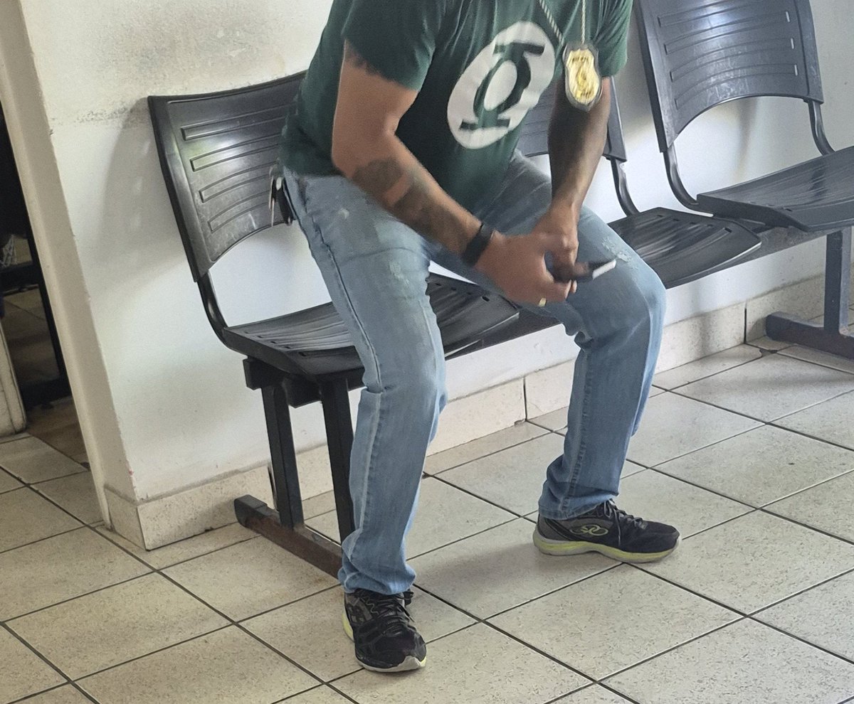 hraljordan's tweet photo. um perito com a camisa do lanterna verde aqui no trabalho pqp NÃO TEM JEITO PORRA É A SÉRIE DO ANO https://t.co/JiTImc7ij2