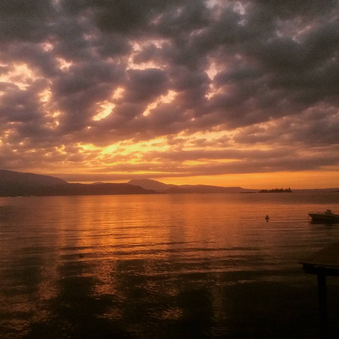 brittvoting5sos's tweet photo. Buongiorno, Lago di Garda ❤

#Holiday #Italy #Salo #Manerba #Peschiera #Lake #Garda #LagodiGarda #Camping #Sunrise #NoFilter #Clouds #Water #Golden #Morning #Fishing #Sun #Happy #VfB #1893 https://t.co/82ejWjVkEE
