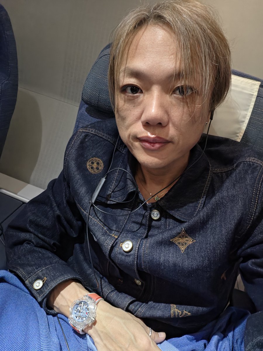 tsubasa_yozawa's tweet photo. セブに着きました！税関チェックも通過。荷物、重かったよ😆

今日だけシェラトンのホテルに泊まって明日からペントハウスに入居します。

新しい人生の始まり始まり。

今日の服

上：Louis Vuitton
エンブロイダリー シグネチャー デニムオーバーシャツ
48万5100円

下：Louis Vuitton
エンブロイダリー シグネチャー デニムパンツ
33万9900円