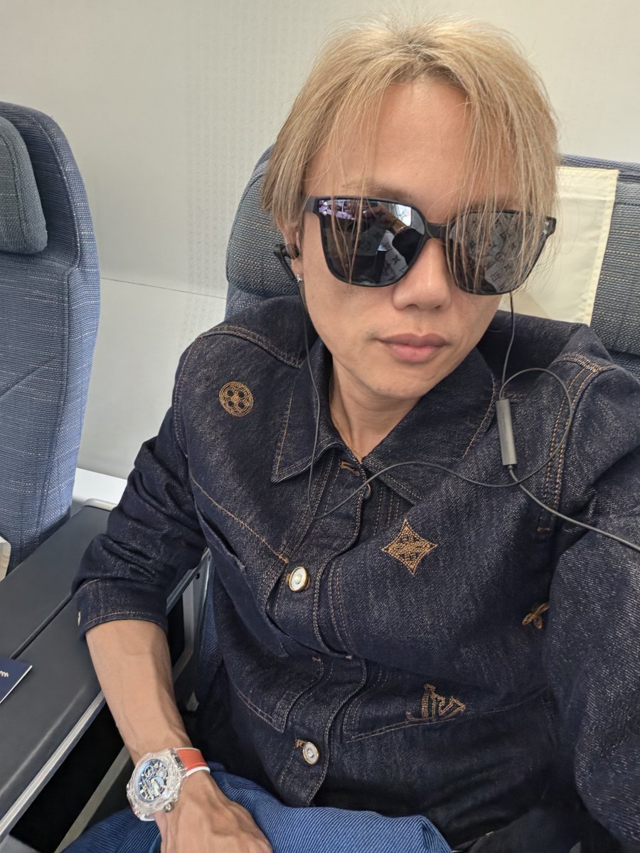 tsubasa_yozawa's tweet photo. セブに着きました！税関チェックも通過。荷物、重かったよ😆

今日だけシェラトンのホテルに泊まって明日からペントハウスに入居します。

新しい人生の始まり始まり。

今日の服

上：Louis Vuitton
エンブロイダリー シグネチャー デニムオーバーシャツ
48万5100円

下：Louis Vuitton
エンブロイダリー シグネチャー デニムパンツ
33万9900円