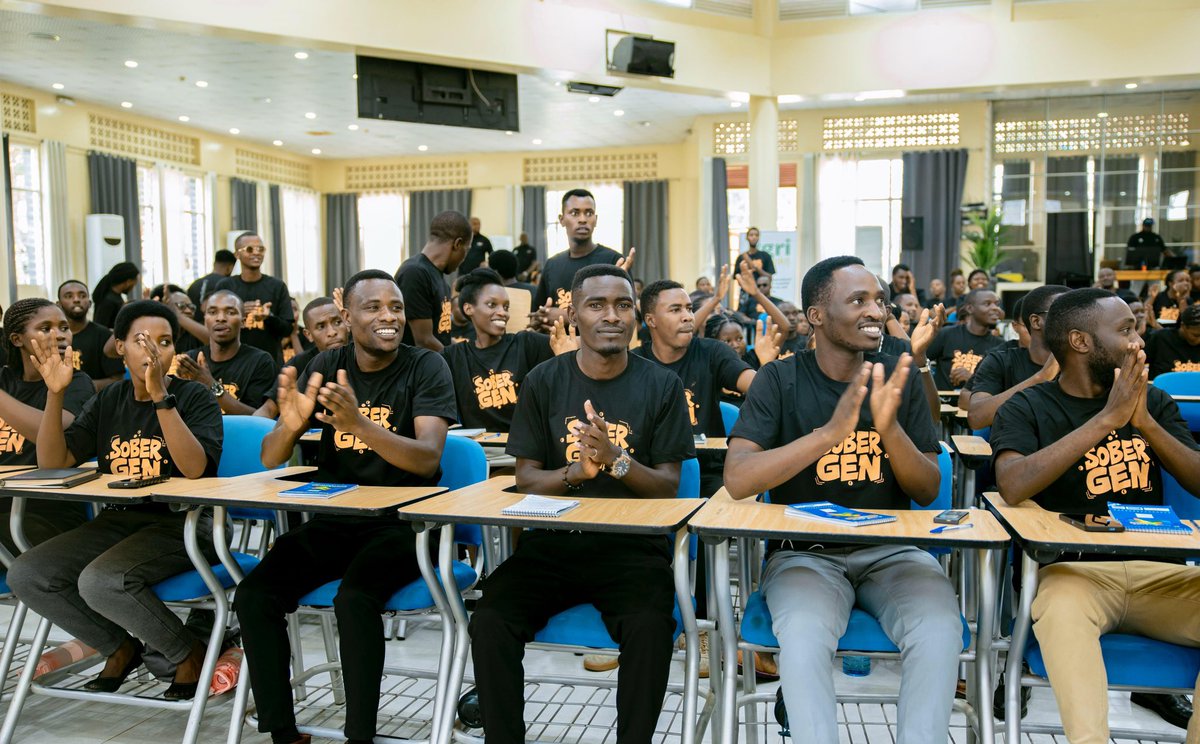RwandaYouthArts's tweet photo. Uyu munsi, Minisitiri @jnabdallah yaganirije ba rwiyemezamirimo b'urubyiruko n'abahanzi bari mu mahugurwa ya #YouthConnekt na #ArtsConnekt Awards 2026, mu kigo cy'Ubutore cya Nkumba, @BureraDistrict. 

Minisitiri yabaganirije ku ruhare rwabo mu Cyerekezo cy'Igihugu 2050, agaragaza ko urubyiruko Igihugu cyifuza ari urwiteguye gufata inshingano (READY); abakangurira kugira ubuzima bwiza, kugira ngo babone imbaraga zo kugira akamaro.

Min. Utumatwishima yagarutse ku bintu Igihugu gikora kugira ngo Urubyiruko rwitegure:

📌Ubuzima kuri bose
📌Uburezi n’ubumenyi
📌Kwigisha uburere mboneragihugu n’amateka
📌Guhagararirwa mu nzego zifata ibyemezo
📌Amahirwe y’akazi, amahugurwa no kwihangira imirimo.

#SoberGen