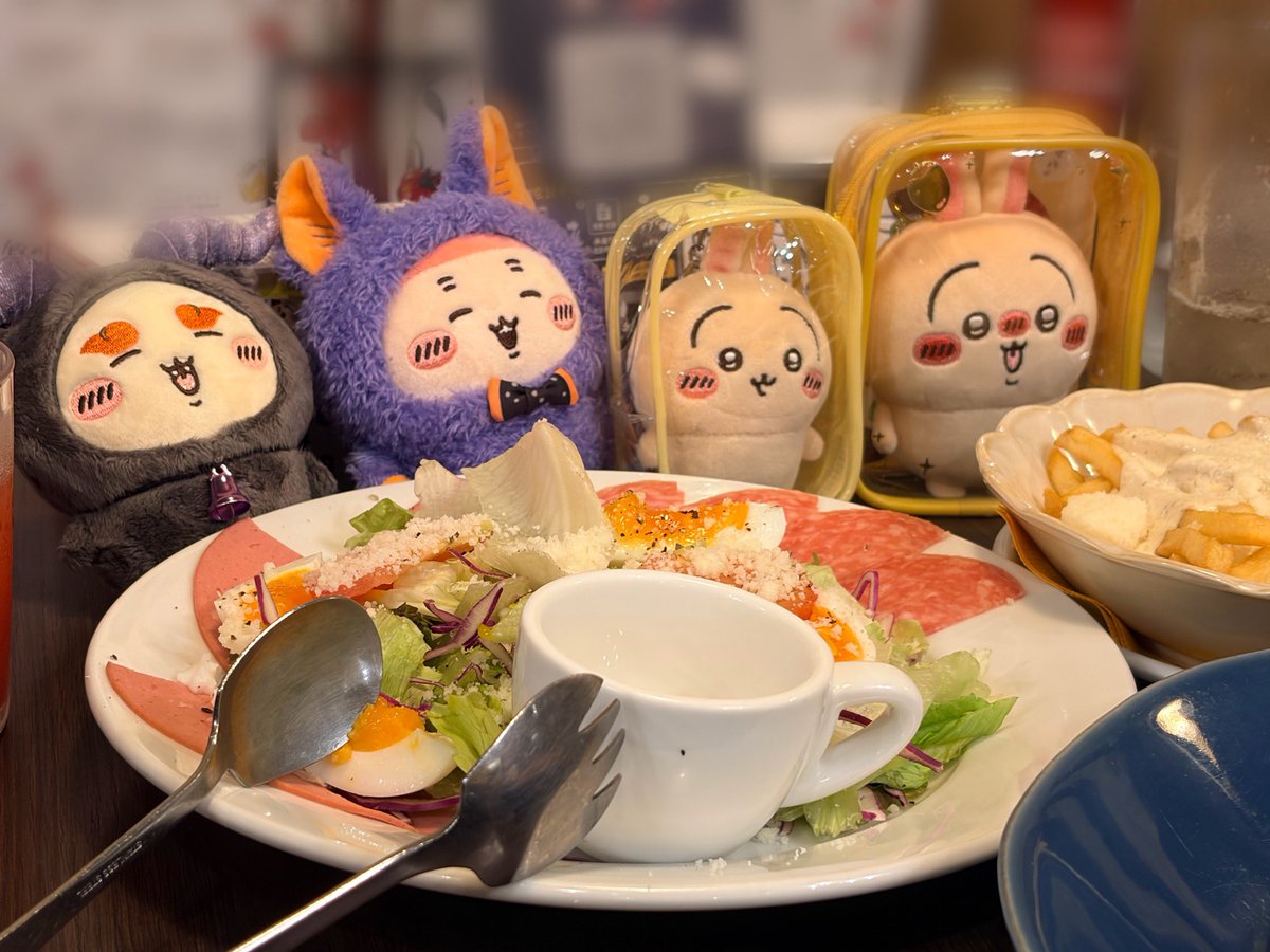 hbch_chiii's tweet photo. ちいかまさん（ pulupulya122 ）と定例ご飯会🍴多忙な中時間を割いてくれて貴重なグッズもたくさんお譲りいただいて本当にありがたい…😭✨
ガチャ活も一緒にできて楽しかったー‼️

昨日今日と遊び倒したので明日からは真面目に働く👓💻 https://t.co/VM4xTwEIef