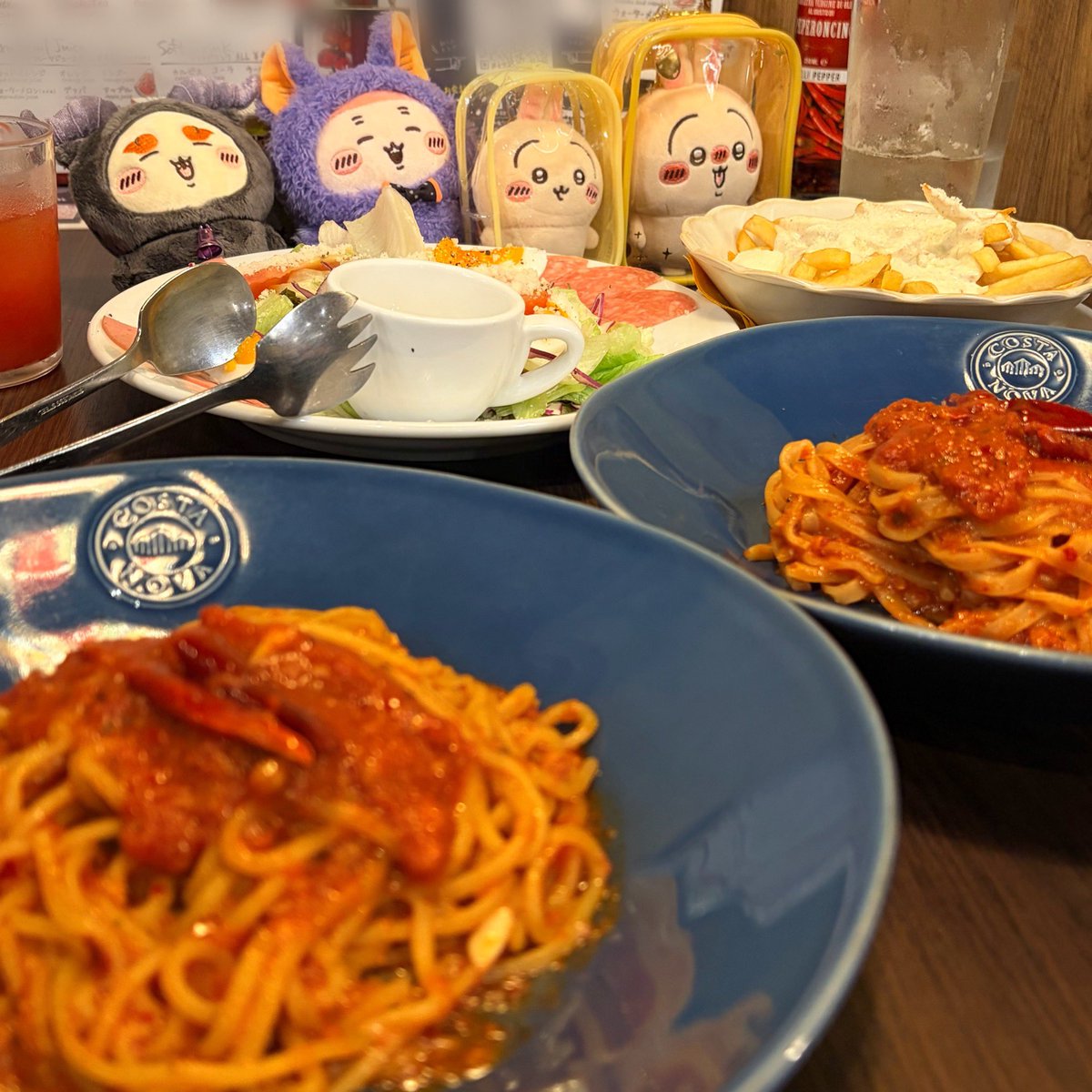 hbch_chiii's tweet photo. ちいかまさん（ pulupulya122 ）と定例ご飯会🍴多忙な中時間を割いてくれて貴重なグッズもたくさんお譲りいただいて本当にありがたい…😭✨
ガチャ活も一緒にできて楽しかったー‼️

昨日今日と遊び倒したので明日からは真面目に働く👓💻 https://t.co/VM4xTwEIef