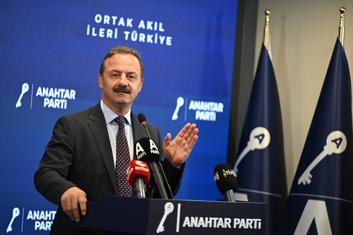 anahtarparti's tweet photo. Genel Başkanımız Sayın Yavuz Ağıralioğlu, Demokrat Parti Genel Başkanı Sayın Gültekin Uysal ile heyetini genel merkezimizde ağırladı.

Gerçekleştirilen görüşmenin ardından iki lider ortak basın toplantısı düzenleyerek gündeme ilişkin değerlendirmelerde bulundu ve gazetecilerin sorularını yanıtladı.

Ziyarette Genel Başkanımıza; Teşkilat Başkanımız Sayın Tahir Keskinkılıç, Kamu Reformu Başkanımız Sayın Orhan Kayhan, Genel Başkan Danışmanımız ve MYK Üyemiz Sayın Beril Gümüş ile Genel Başkan Danışmanımız ve MDK Başkanımız Sayın Ali Burak Doğan eşlik etti.

Nazik ziyaretleri için Sayın Gültekin Uysal’a ve Demokrat Parti heyetine teşekkür ediyoruz.