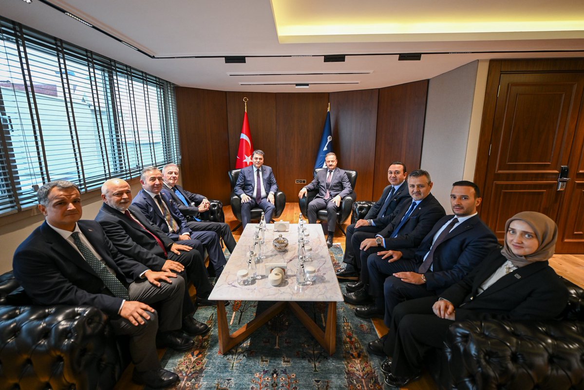anahtarparti's tweet photo. Genel Başkanımız Sayın Yavuz Ağıralioğlu, Demokrat Parti Genel Başkanı Sayın Gültekin Uysal ile heyetini genel merkezimizde ağırladı.

Gerçekleştirilen görüşmenin ardından iki lider ortak basın toplantısı düzenleyerek gündeme ilişkin değerlendirmelerde bulundu ve gazetecilerin sorularını yanıtladı.

Ziyarette Genel Başkanımıza; Teşkilat Başkanımız Sayın Tahir Keskinkılıç, Kamu Reformu Başkanımız Sayın Orhan Kayhan, Genel Başkan Danışmanımız ve MYK Üyemiz Sayın Beril Gümüş ile Genel Başkan Danışmanımız ve MDK Başkanımız Sayın Ali Burak Doğan eşlik etti.

Nazik ziyaretleri için Sayın Gültekin Uysal’a ve Demokrat Parti heyetine teşekkür ediyoruz.