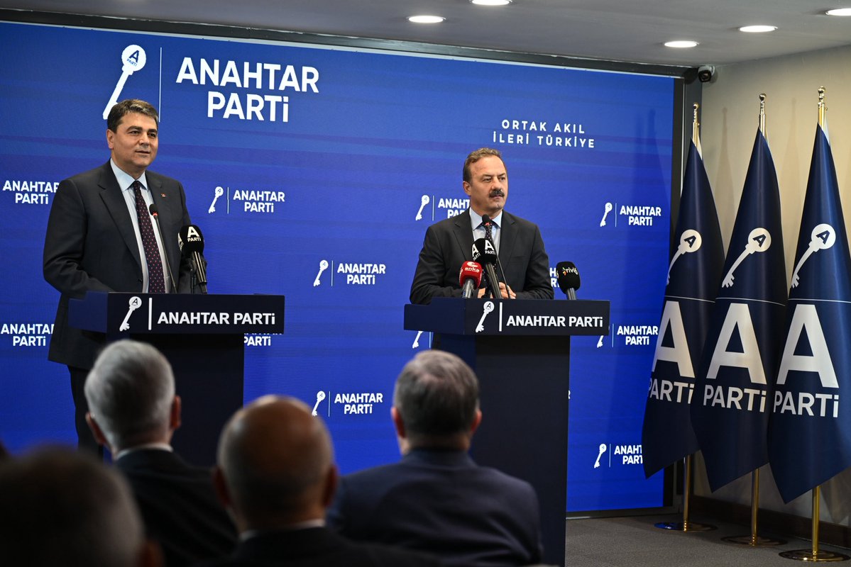 anahtarparti's tweet photo. Genel Başkanımız Sayın Yavuz Ağıralioğlu, Demokrat Parti Genel Başkanı Sayın Gültekin Uysal ile heyetini genel merkezimizde ağırladı.

Gerçekleştirilen görüşmenin ardından iki lider ortak basın toplantısı düzenleyerek gündeme ilişkin değerlendirmelerde bulundu ve gazetecilerin sorularını yanıtladı.

Ziyarette Genel Başkanımıza; Teşkilat Başkanımız Sayın Tahir Keskinkılıç, Kamu Reformu Başkanımız Sayın Orhan Kayhan, Genel Başkan Danışmanımız ve MYK Üyemiz Sayın Beril Gümüş ile Genel Başkan Danışmanımız ve MDK Başkanımız Sayın Ali Burak Doğan eşlik etti.

Nazik ziyaretleri için Sayın Gültekin Uysal’a ve Demokrat Parti heyetine teşekkür ediyoruz.