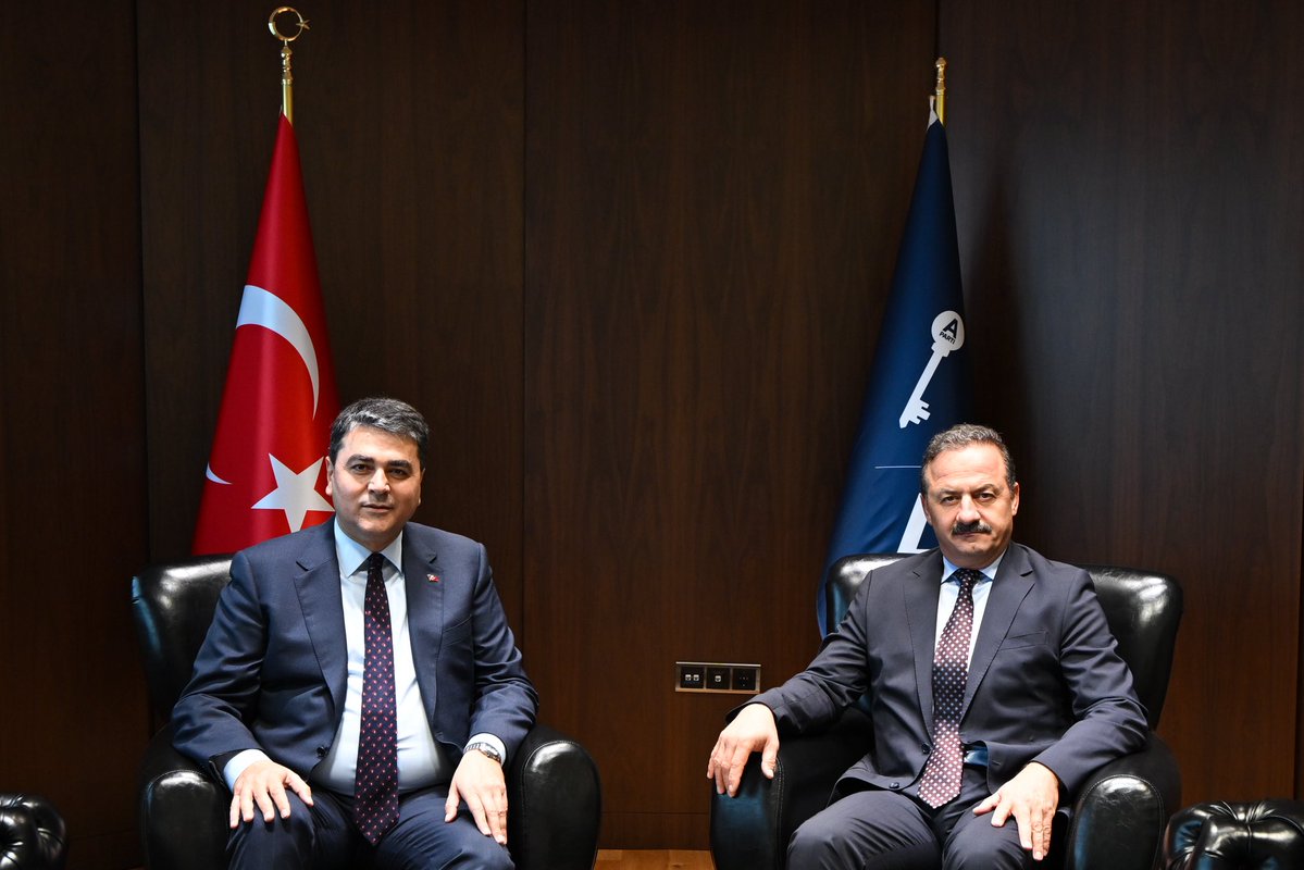 anahtarparti's tweet photo. Genel Başkanımız Sayın Yavuz Ağıralioğlu, Demokrat Parti Genel Başkanı Sayın Gültekin Uysal ile heyetini genel merkezimizde ağırladı.

Gerçekleştirilen görüşmenin ardından iki lider ortak basın toplantısı düzenleyerek gündeme ilişkin değerlendirmelerde bulundu ve gazetecilerin sorularını yanıtladı.

Ziyarette Genel Başkanımıza; Teşkilat Başkanımız Sayın Tahir Keskinkılıç, Kamu Reformu Başkanımız Sayın Orhan Kayhan, Genel Başkan Danışmanımız ve MYK Üyemiz Sayın Beril Gümüş ile Genel Başkan Danışmanımız ve MDK Başkanımız Sayın Ali Burak Doğan eşlik etti.

Nazik ziyaretleri için Sayın Gültekin Uysal’a ve Demokrat Parti heyetine teşekkür ediyoruz.
