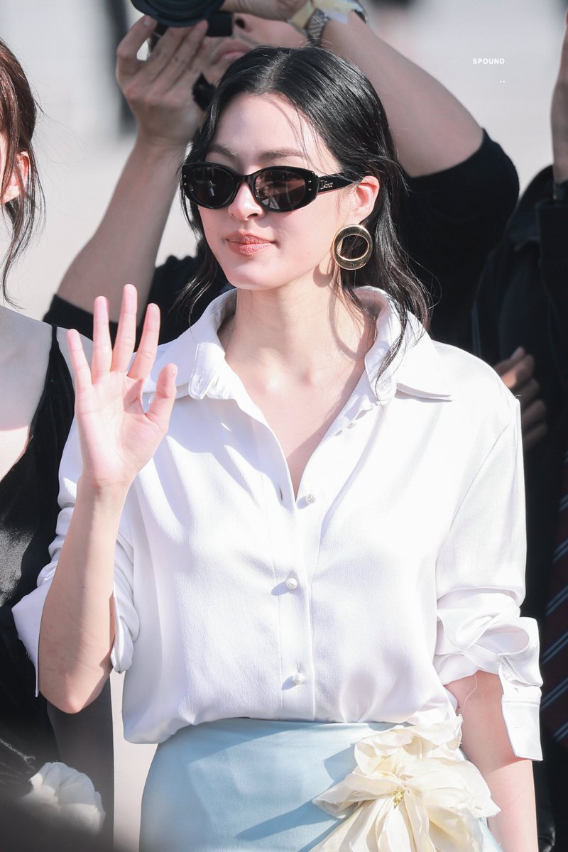 _sPoundK_'s tweet photo. LingLing Kwong is the definitive blueprint for how modern global icons should carry heritage luxury brands. 📸✨

#LingOrmDiorSummer27 #LinglingKwong  #LingOrm #Dior #DiorSummer27 #PFW https://t.co/GW0cIonDZq