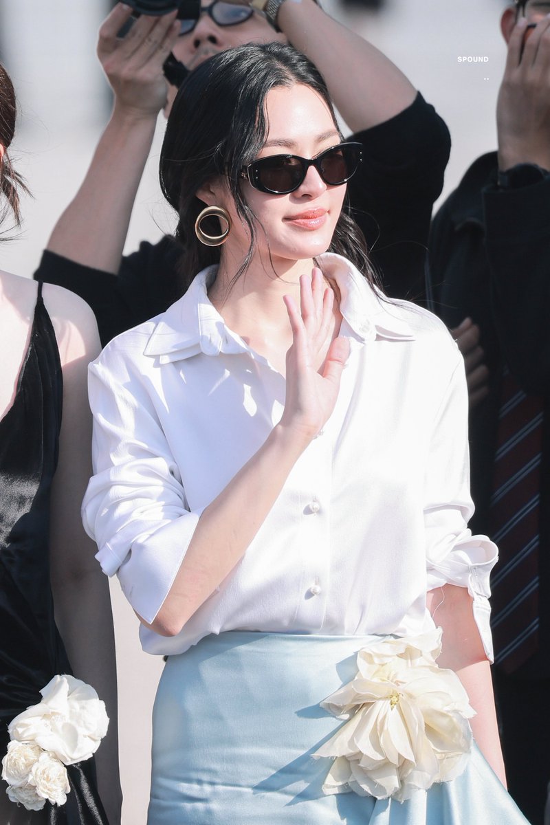 _sPoundK_'s tweet photo. LingLing Kwong is the definitive blueprint for how modern global icons should carry heritage luxury brands. 📸✨

#LingOrmDiorSummer27 #LinglingKwong  #LingOrm #Dior #DiorSummer27 #PFW https://t.co/GW0cIonDZq