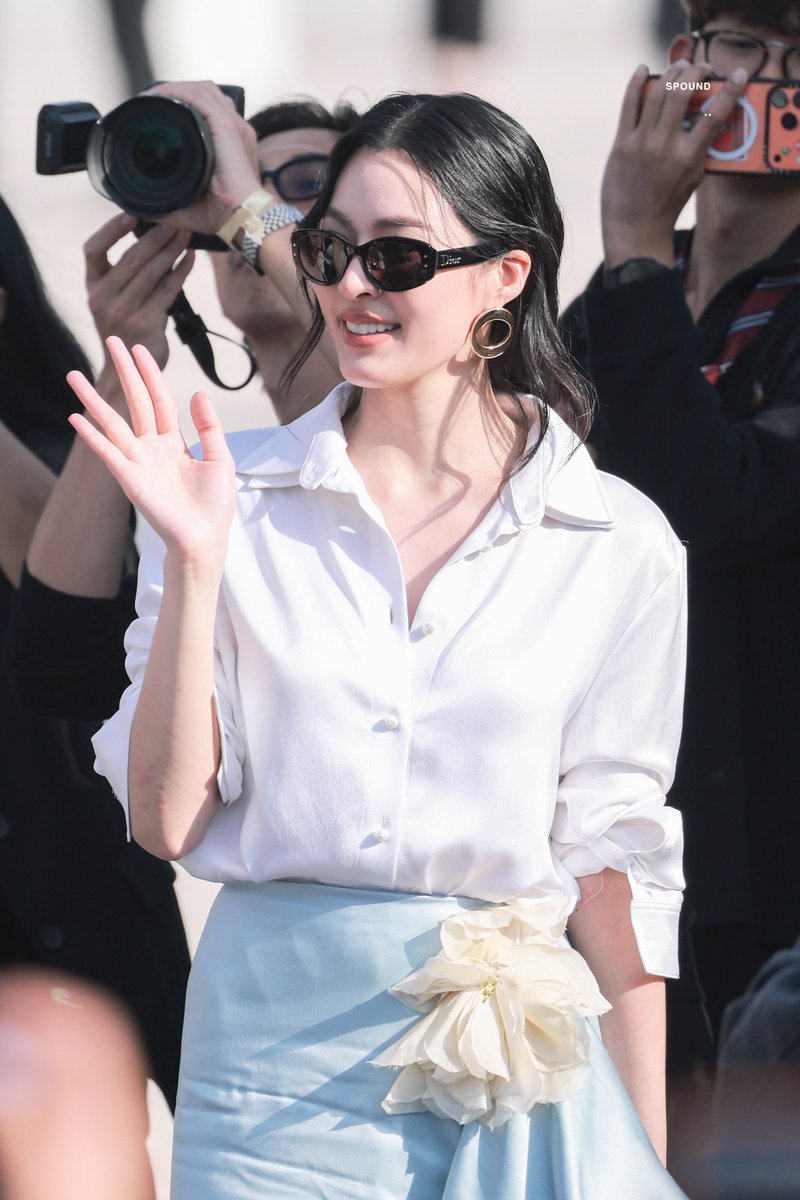 _sPoundK_'s tweet photo. LingLing Kwong is the definitive blueprint for how modern global icons should carry heritage luxury brands. 📸✨

#LingOrmDiorSummer27 #LinglingKwong  #LingOrm #Dior #DiorSummer27 #PFW https://t.co/GW0cIonDZq