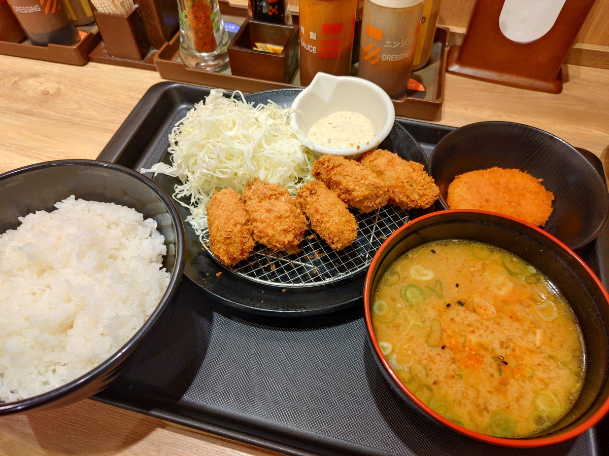 ebis_rocketter's tweet photo. たいきんしたけど、すげー腰痛いときはしんだじぃちゃんがカキフライ食べなさいって言ってたから食べてる（言ってない） https://t.co/YvObSn4XnD