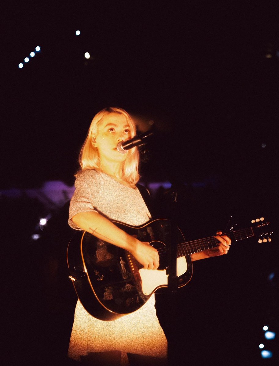 sourcebridgers's tweet photo. Phoebe Bridgers on stage at The Lost Tour in Philadelphia 🖤 https://t.co/n512tZB8Q9