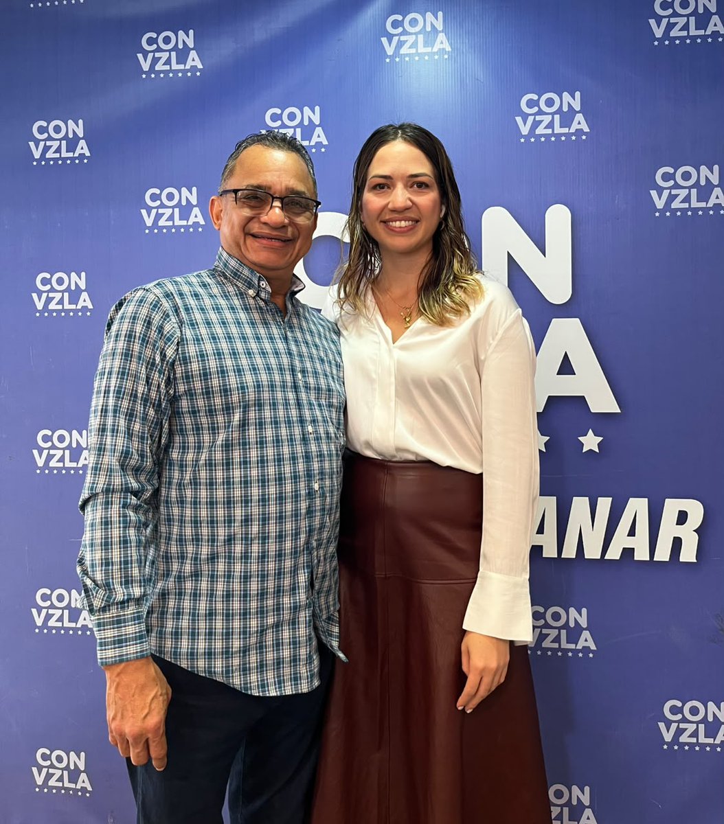 ventebolivar's tweet photo. Douglas Rodríguez y @claumacero, reencontrándose en Bejucal. Dos amigos, dos exiliados, una sola lucha: la libertad del país. #VenteBolivar #VenteVenezuela #Bolivar https://t.co/jhPCgBEFQM