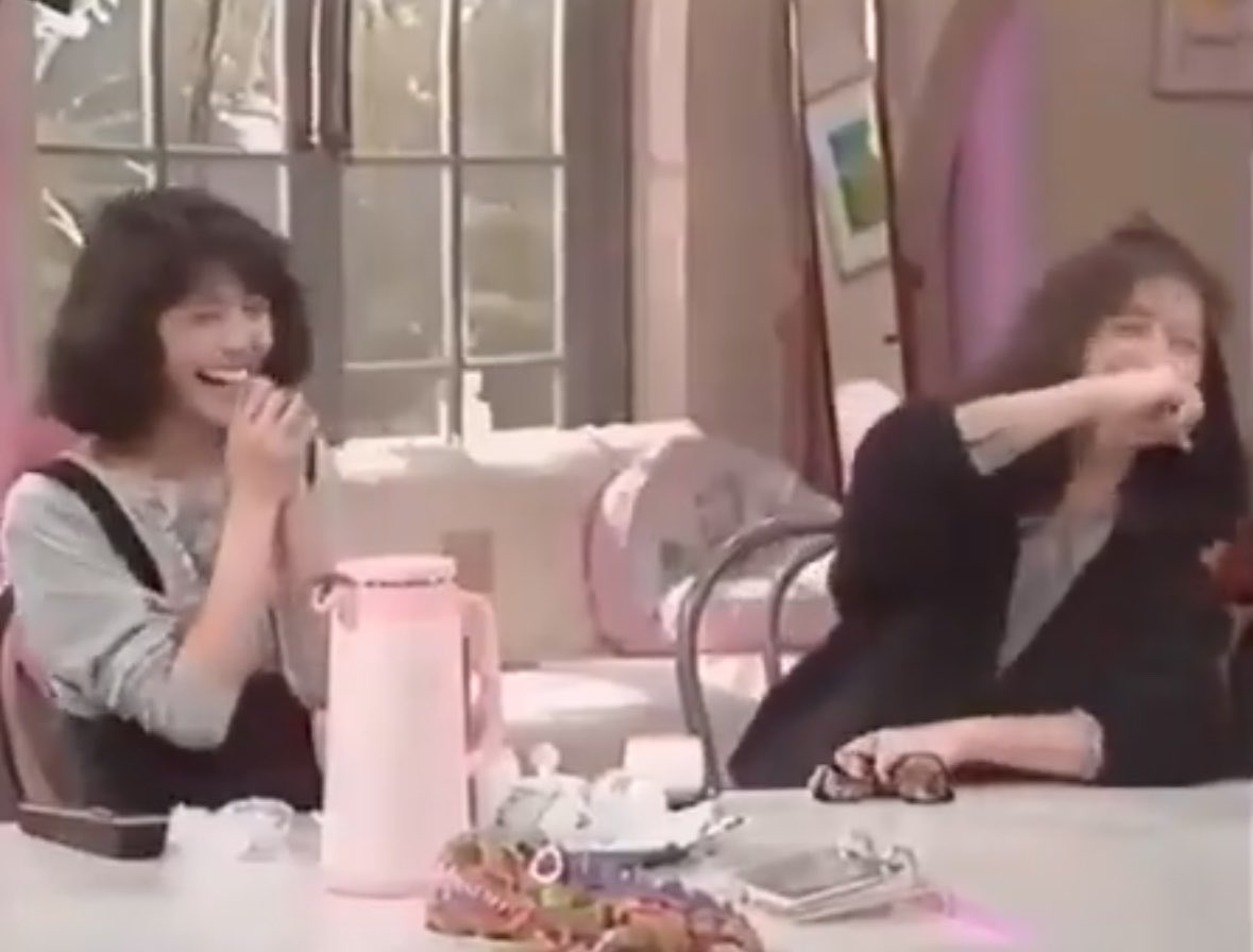 mumrdo's tweet photo. キョンキョンのこと大好きな明菜様可愛すぎる https://t.co/gsYPxsEece