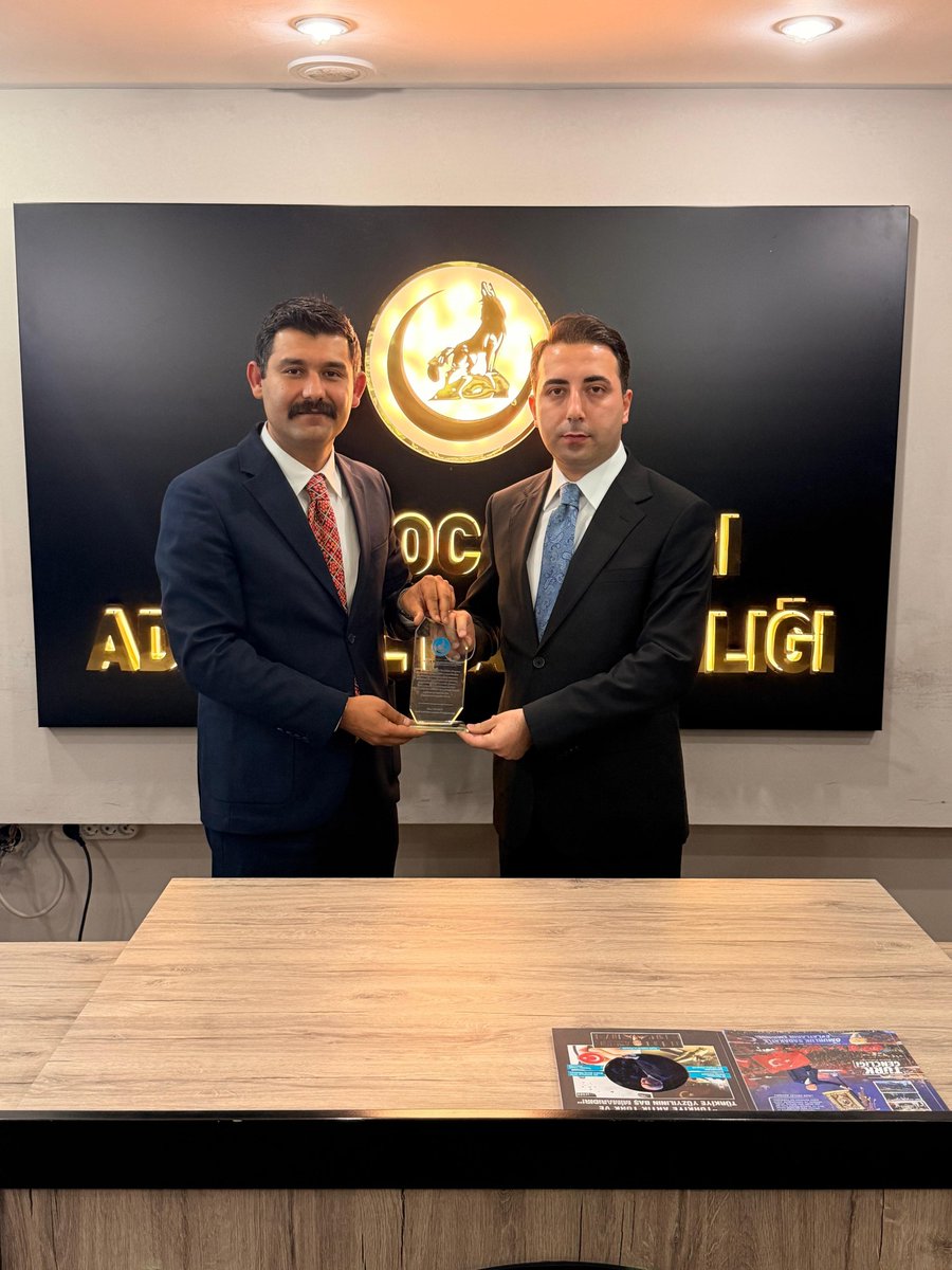 berkaksak01's tweet photo. Ülkü Ocakları Genel Başkan Yardımcımız Sayın Mehmet Ali Halaman, Ülkü Ocakları Genel Merkezimiz koordinasyonunda düzenlenen “İsmail Gaspıralı Yaz Gelişim Programı” kapsamında gerçekleştirdiğimiz faaliyet ve çalışmalar neticesinde Ülkü Ocakları Çukurova İlçe Başkanlığımıza üstün başarı plaketi takdim etti.

Bu kıymetli başarıda bize öncülük eden, desteklerini her daim yanımızda hissettiğimiz Ülkü Ocakları Adana İl Başkanımız Sayın Cem Tutsoy’a şükranlarımızı arz ediyor; emek veren tüm Yöneticilerimize ve Ortaöğretim teşkilatımıza özverili çalışmalarından dolayı teşekkür ediyorum.

@ayyildirim1 
@cemtutsoy