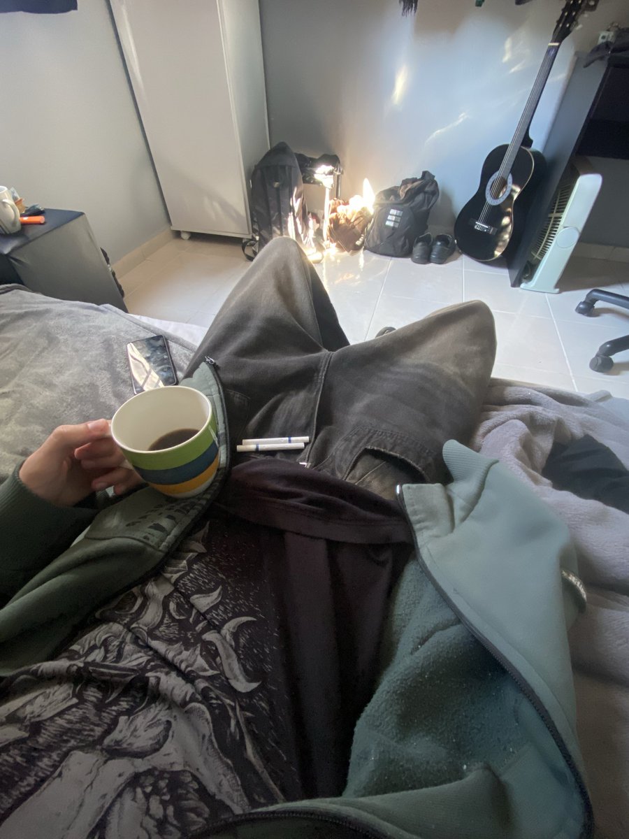 emolucido's tweet photo. cafezinho acompanhado de dois cigarrinho https://t.co/dmM6tN9jsb