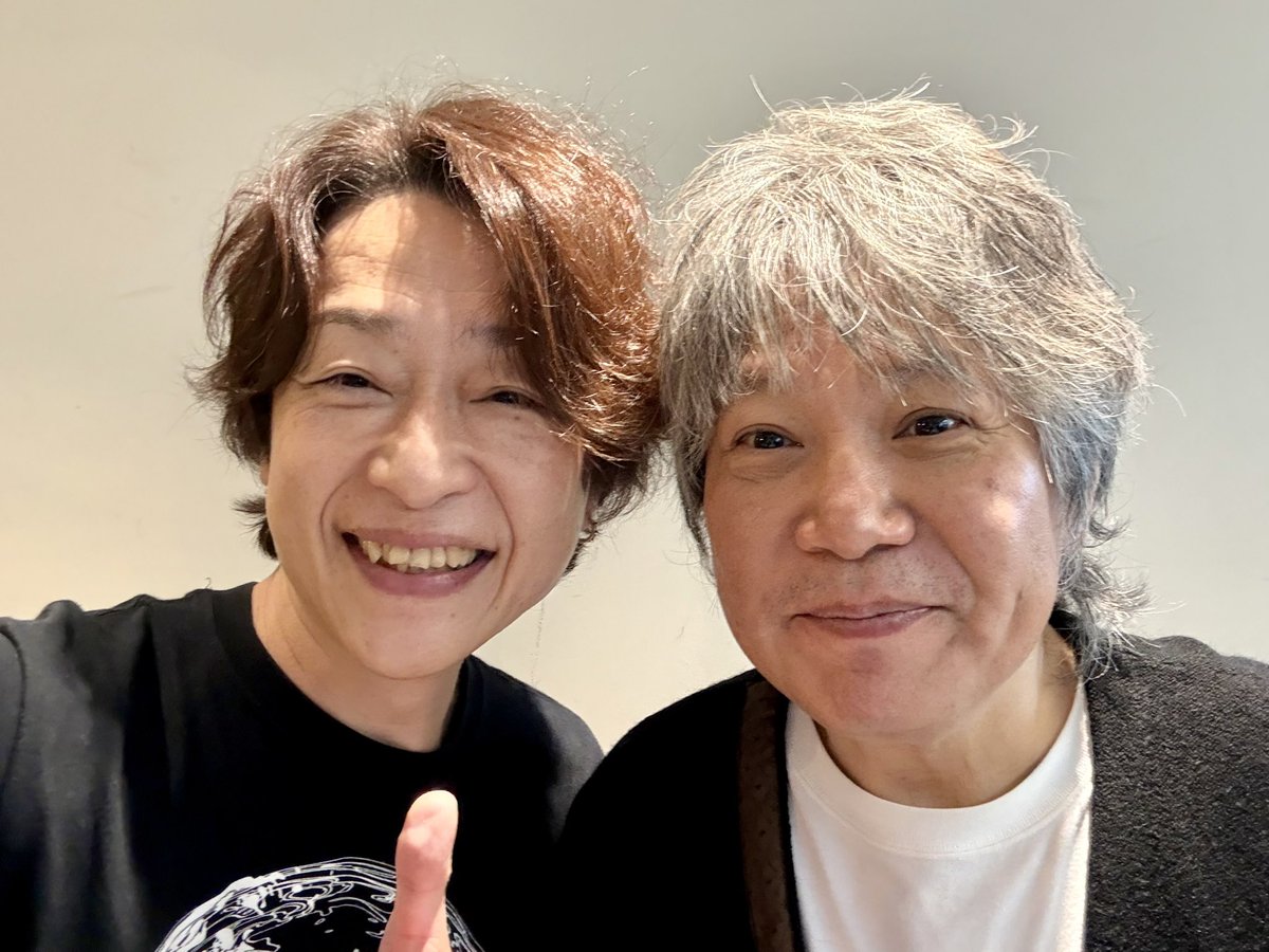 chiwataofficial's tweet photo. レコ発ワンマンツアーのバンドリハーサルを終えて 先ほど帰宅しました
お昼からミッチリと １曲１曲 全体のノリや細部の確認などなど
50曲ほど唄ったでしょうか

昨日のツアー３本目@横浜ミントホールの振り返りもやりたかったんですが さすがにバッテリー切れなので 今日はもう 目覚ましかけずに爆睡します
ノドの回復のためにもね

あっ
そうそう
今日
リハーサルスタジオで
トイレに行った際
バッタリ
アノ有名なギタリスト＆プロデューサー：佐橋佳幸さんに逢いました
僕が手元にタバコの箱を持っていたのを見られて「一緒に喫煙所いく？」と誘っていただき 色々と貴重なお話しをさせていただきました
とても気さくな方でしたよ！
ありがとうございました😊

いよいよ今週末からバンド編成のツアー２本!!

10/3(土) 福岡 リブラボ
10/4(日) 広島 ワイズ

これは絶対に聴いてほしい!!

間違いなく過去イチのバンドワンマンになると 今からワクワクしております☺️

全国のみんなーーー
遊びにくるべし!!

振り返りは明日あらためて！

#デジモン
#バタフライ
#カサブタ
#佐橋佳幸 さん