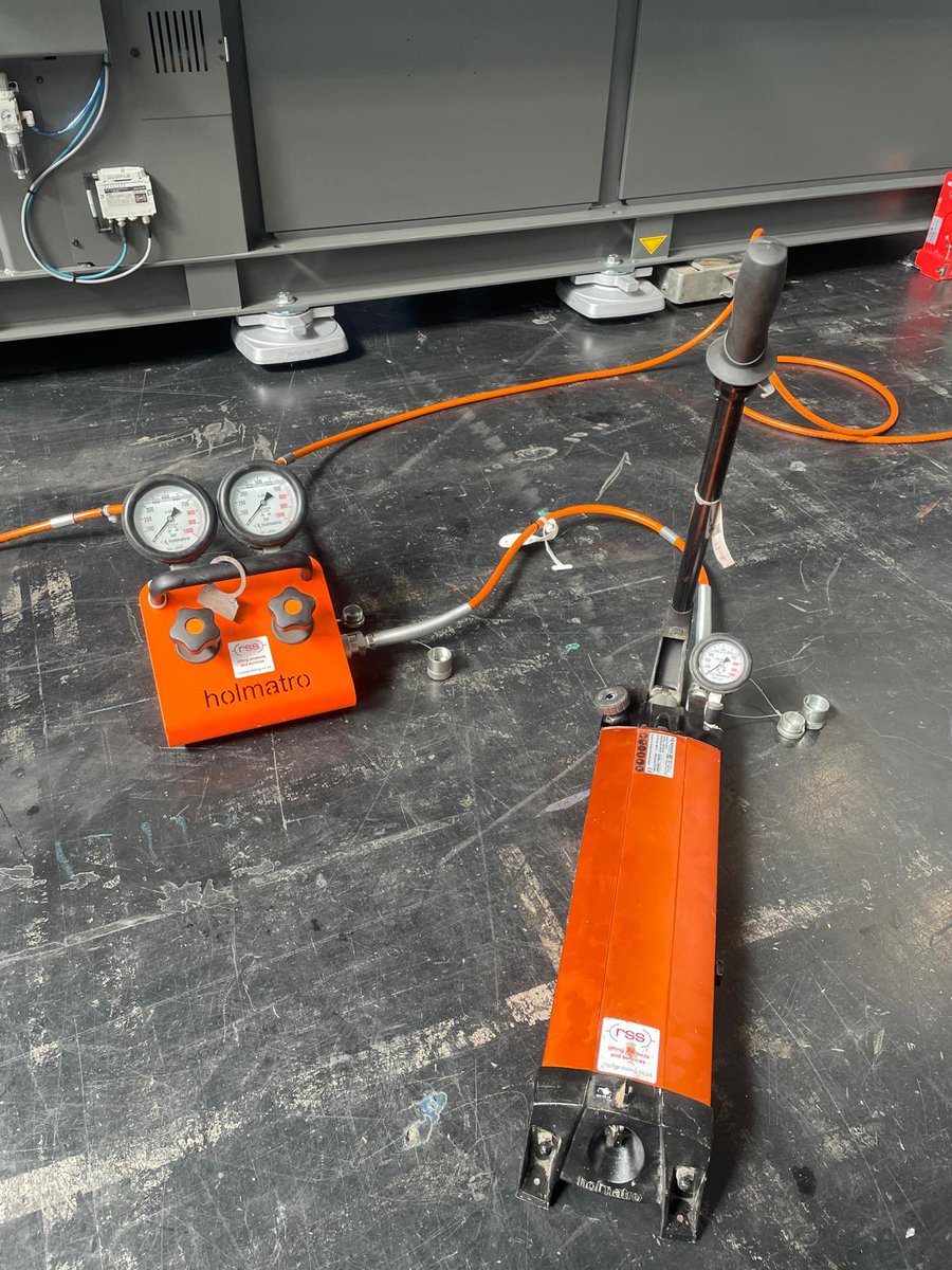 RSS_Industrial's tweet photo. Installing #machines using #hydraulic adjustable toe jacks, controlled by 1 manual hand pump and 2 way control manifold, simple and effective.  #holmatro equipment available for short or loing term #hire #liftingdifferent #RSS industrialtools@rssgroup.co.uk https://t.co/MGRHa75V6P