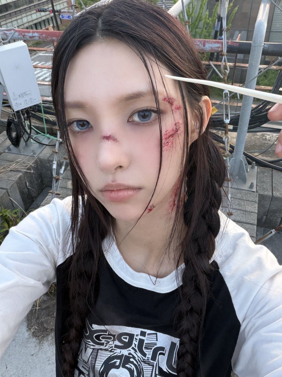 ILLIT_twt's tweet photo. 다치고 넘어지고 구르고

#YUNAH #윤아 #ILLIT #아일릿 https://t.co/xxRQazA7DC