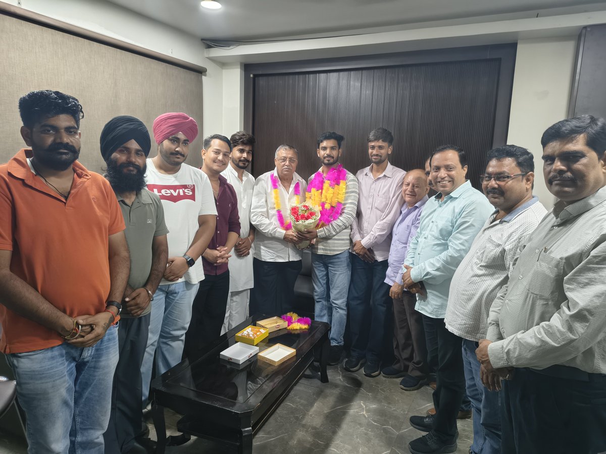 MehrotraRamBJP's tweet photo. युवा शक्ति, नई सोच और नई ऊर्जा के साथ एक नई शुरुआत! 
आज अपने प्रतिष्ठान RR Square Mall पर राधे हरि राजकीय स्नातकोत्तर महाविद्यालय (काशीपुर) के ABVP समर्थित नवनिर्वाचित अध्यक्ष गुरजिंदर सिंह ‘बॉबी’ जी का स्वागत व अभिनंदन किया। https://t.co/Pd1LBQjOQK