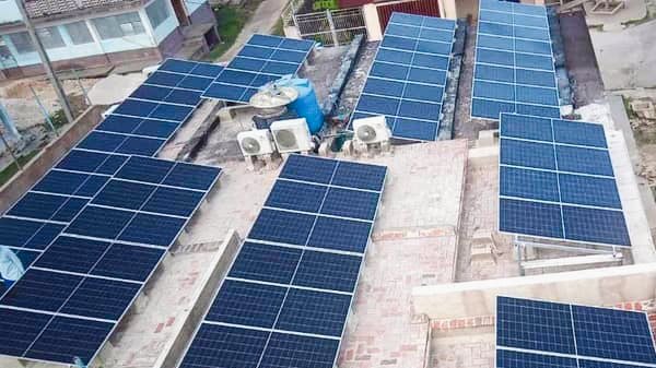 ETECSA_Cuba's tweet photo. La instalación de paneles fotovoltaicos ⚡ permite aprovechar la energía solar para apoyar el respaldo energético de los sistemas de telecomunicaciones 🛜📶 en centros principales de cabeceras municipales del país. 
#EtecsaConCuba 🇨🇺 https://t.co/rhh9GISDlE