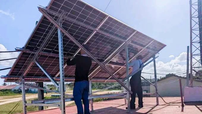 ETECSA_Cuba's tweet photo. La instalación de paneles fotovoltaicos ⚡ permite aprovechar la energía solar para apoyar el respaldo energético de los sistemas de telecomunicaciones 🛜📶 en centros principales de cabeceras municipales del país. 
#EtecsaConCuba 🇨🇺 https://t.co/rhh9GISDlE