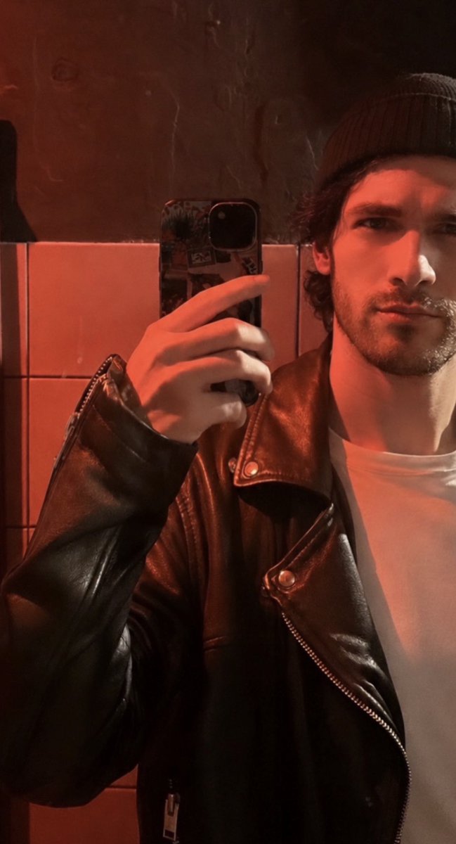 hungandgamer's tweet photo. I haven’t shaved my face or anything else. 2 weeks of growing back ✨ https://t.co/m0A3i1of1z