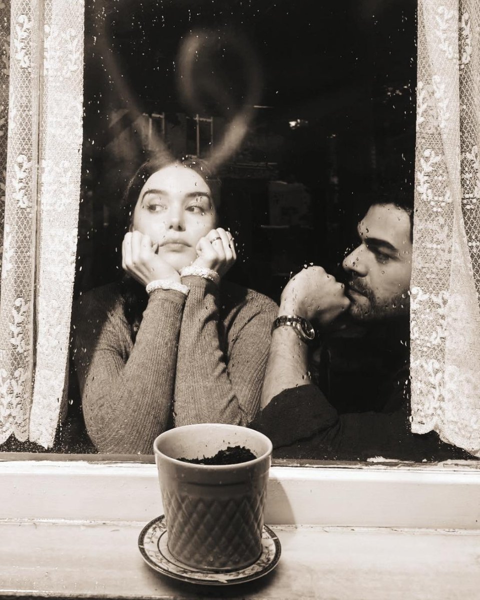 SunushkaA's tweet photo. 🌧️🌟 🌪️❤️‍🔥
Yağmur süzülüyor pencere camından,
Bulutlar dağılıyor gri gökyüzünde...
Kanadına yaslanacağım,
Yalnız ve şarkı dolu.
Birlikte dinleyeceğiz o sesi,
Dünyayı ve tüm tasaları unutarak,
Yağan suların melodisini—
Şefkatli, ama hüzünle harmanlanmış...
 #TufYıl #Haysiyet https://t.co/5gB6cHHrFX